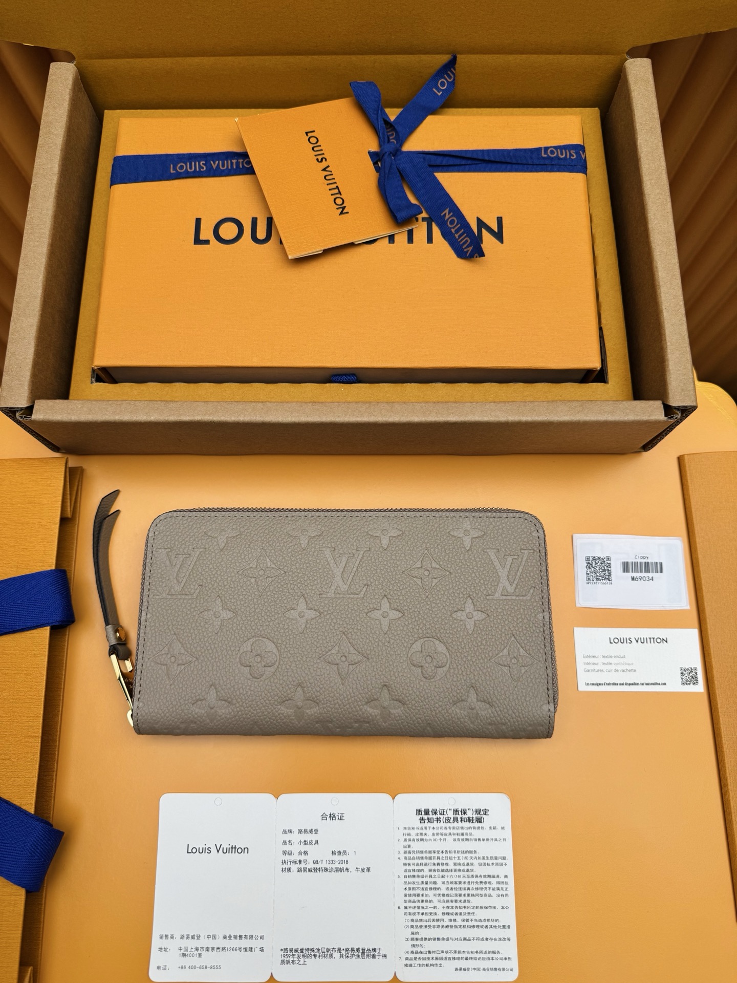 NO:741142,M69034 'Special Duty Free' [Official special edition·First-class material·All-steel hardware·Dynamic chip·Full set of packaging] A 'Gypsy Wallet' that is molded with the iconic monolithic pattern, a soft monolith without implanted lasers. This is one of Louis Vuitton's most iconic wallets, with exquisite design shining brightly. It adopts an easy-to-take-out circular zipper and an easy-to-organize interior. The intelligence and functional beauty that can also be used as a handbag are also part of its charm. 19.5 x 10.5 x 2.5cm,LV wallet,louis vuitton,louis vuitton,wallets19860909M69034 《特級免稅》[官方专版·一級材料·全鋼五金· 动态芯片·全套包裝］採用標誌性單體圖案的模壓,柔軟的單體無植入鐳射器的“吉普提錢包”.這是路易威登最標誌性的錢包之一,精緻的設計熠熠生輝.採用了易於取出的圓形拉鍊和易於整理的內飾.作為手袋也可以使用的智慧性和功能美也是其魅力所在.19.5 x 10.5 x 2.5cm,LV钱包,louis vuitton,louis vuitton,wallets,欧美剧