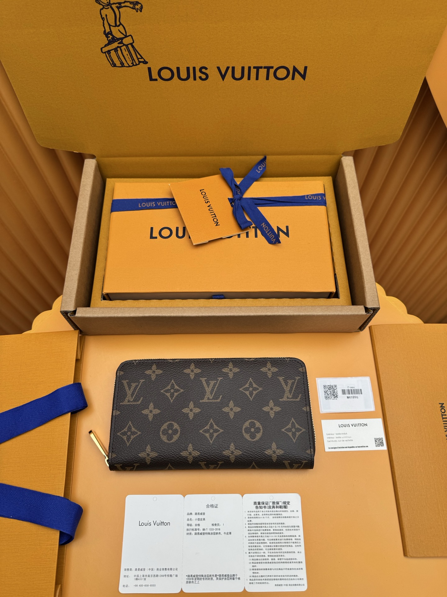 NO:813311,M41896 'Special Class Duty Free' [Official Edition·First Class Material·All Steel Hardware· Dynamic chip·Full package] As one of Louis Vuitton's representative works, this Zippy zipper wallet is made of Monogram canvas and is practical. It contains spacious compartments, a zippered coin pocket and multiple credit card slots. The wallet is named for its strong wraparound zipper and is lined with grained leather. It is fully functional and can also be used as a clutch. 19.5x10.5x2.5cm, LV wallet, louis vuitton, louis vuitton,wallets,handbag19860909M41896 《特級免稅》[官方专版·一級材料·全鋼五金· 动态芯片·全套包裝］作为路易威登代表性作品之一,此款Zippy拉链钱夹由Monogram帆布制成,具有实用性,包含宽敞隔层、一个拉链硬币袋和多个信用卡槽.该钱夹因其牢靠的环绕式拉链而得名,配有粒面皮革内衬.功能齐全,亦可用作手拿包.19.5x10.5x2.5cm,LV钱包,louis vuitton,louis vuitton,wallets,handbag,Wallet purse
