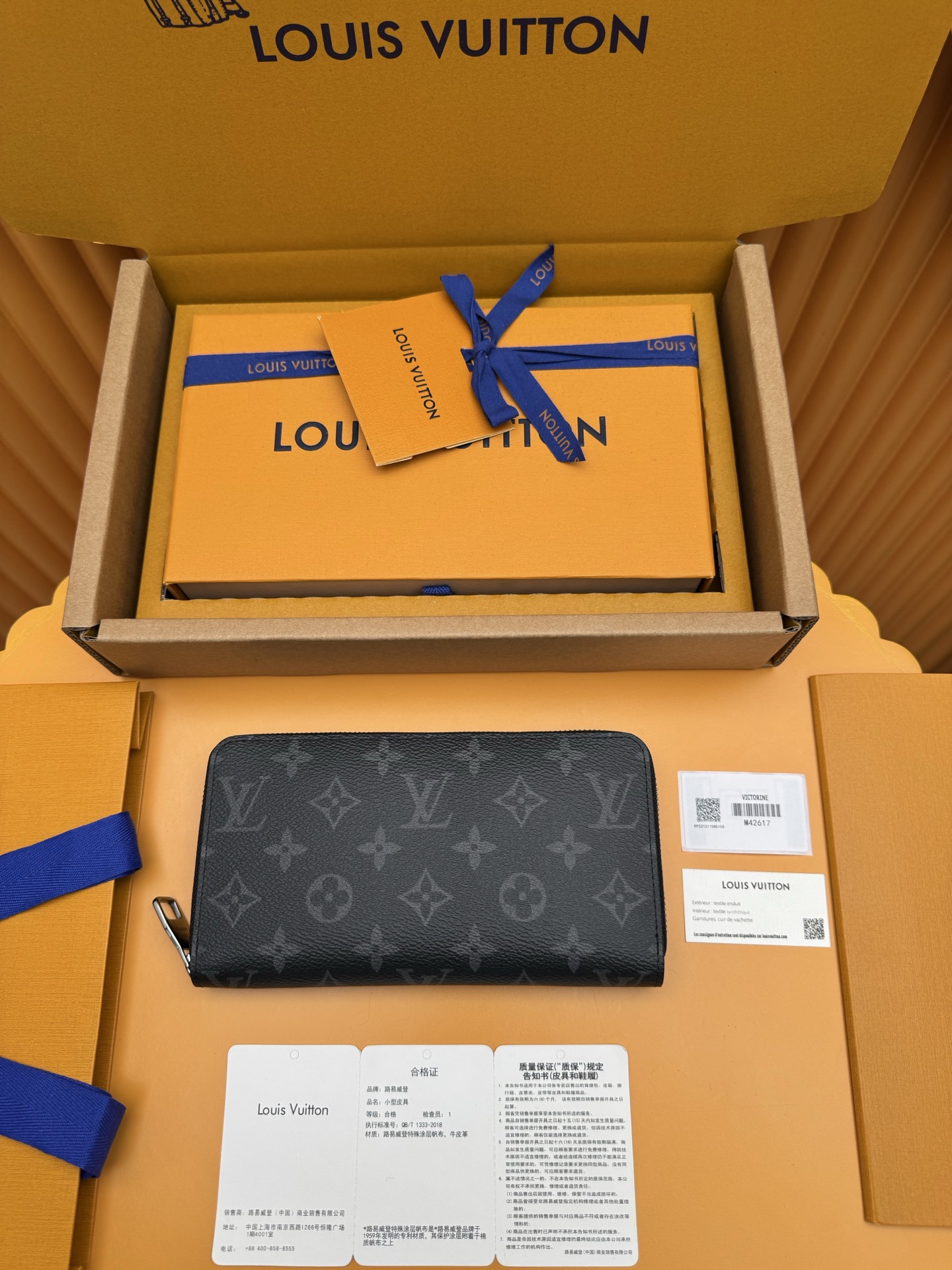 NO:763579,M42617 'Special Class Duty Free' [Official Edition·First Class Material·All Steel Hardware· Dynamic chip·Full package] As one of Louis Vuitton's representative works, this Zippy zipper wallet is made of canvas and is practical, including spacious compartments, a zippered coin pocket and multiple credit card slots. The wallet is named for its strong wrap-around zipper and is lined with grained leather. It is fully functional and can also be used as a clutch. 19.5x10.5x2.5cm, LV wallet, louis vuitton, louis vuitton, wallets, handbag19860909M42617 《特級免稅》[官方专版·一級材料·全鋼五金· 动态芯片·全套包裝］作为路易威登代表性作品之一,此款Zippy拉链钱夹由帆布制成,具有实用性,包含宽敞隔层、一个拉链硬币袋和多个信用卡槽.该钱夹因其牢靠的环绕式拉链而得名,配有粒面皮革内衬.功能齐全,亦可用作手拿包.19.5x10.5x2.5cm,LV钱包,louis vuitton,louis vuitton,wallets,handbag,欧美剧