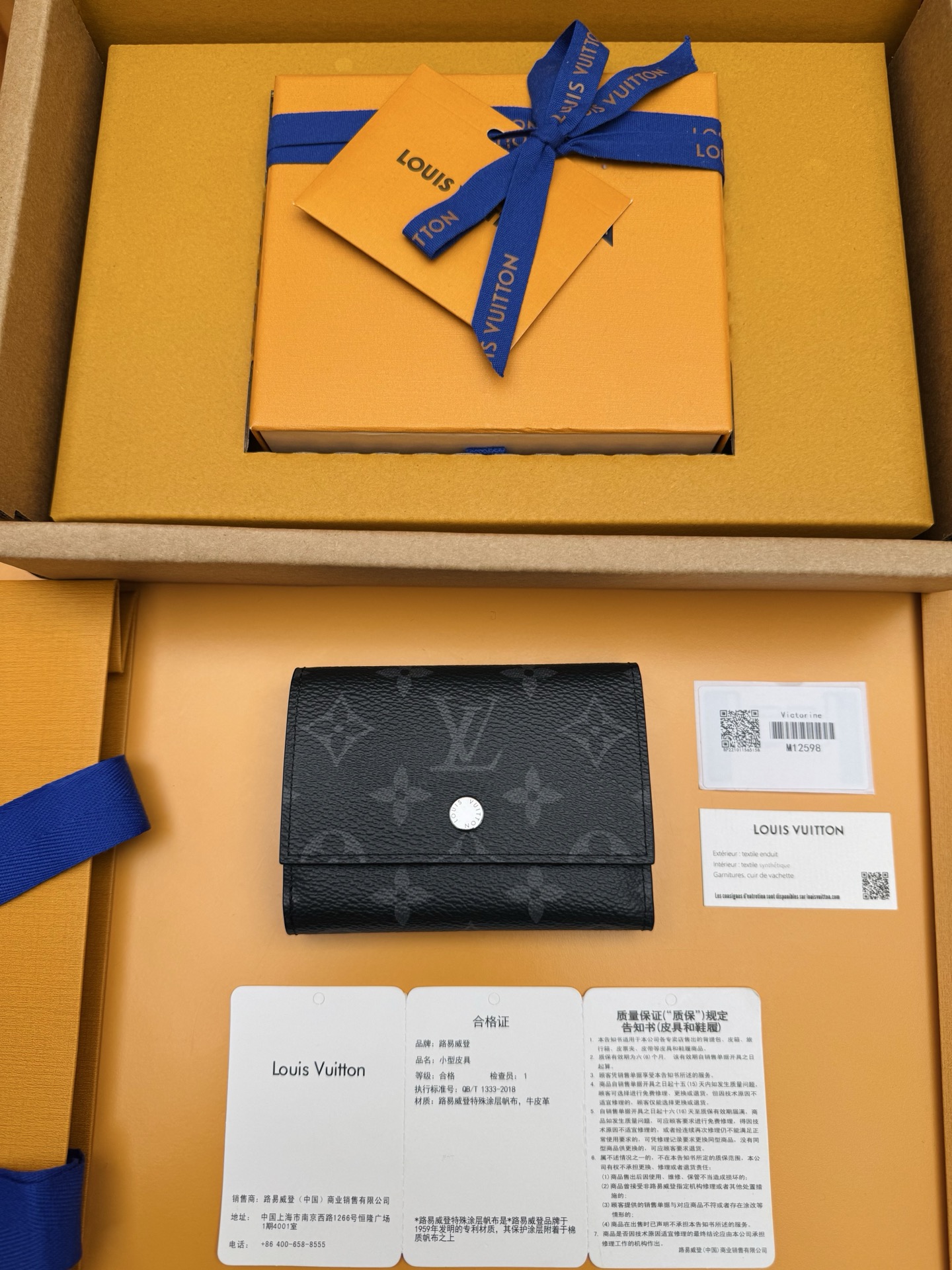 NO:763599,M12598 'Special Duty Free' [Official Special Edition·First Class Material·All Steel Hardware·Dynamic Chip·Full Packaging] Made of Monogram Eclipse canvas, the elegant Victor wallet is a practical way to carry coins, cards, bills and receipts. Unlock the button closure and this wallet unfolds to reveal a pocket for banknotes, five slots for credit cards or transit cards, and a zippered pocket for coins. Victor wallet can easily fit into almost any pocket.11.5x9x2.5cm,LV wallet,louis vuitton,wallets19860909M12598 《特級免稅》[官方专版·一級材料·全鋼五金· 动态芯片·全套包裝］ 優雅的Victor錢包採用Monogram Eclipse帆布製成,是攜帶硬幣、卡片、票據和收據的實用方式.解開按鈕式閉合,這個錢包可以展開,露出一個用於存放紙幣的口袋,五個用於存放信用卡或交通卡的插槽,以及一個用於存放硬幣的拉鍊口袋. Victor錢包可以輕鬆放入幾乎任何口袋中.11.5x9x2.5cm,LV钱包,louis vuitton,wallets,欧美剧