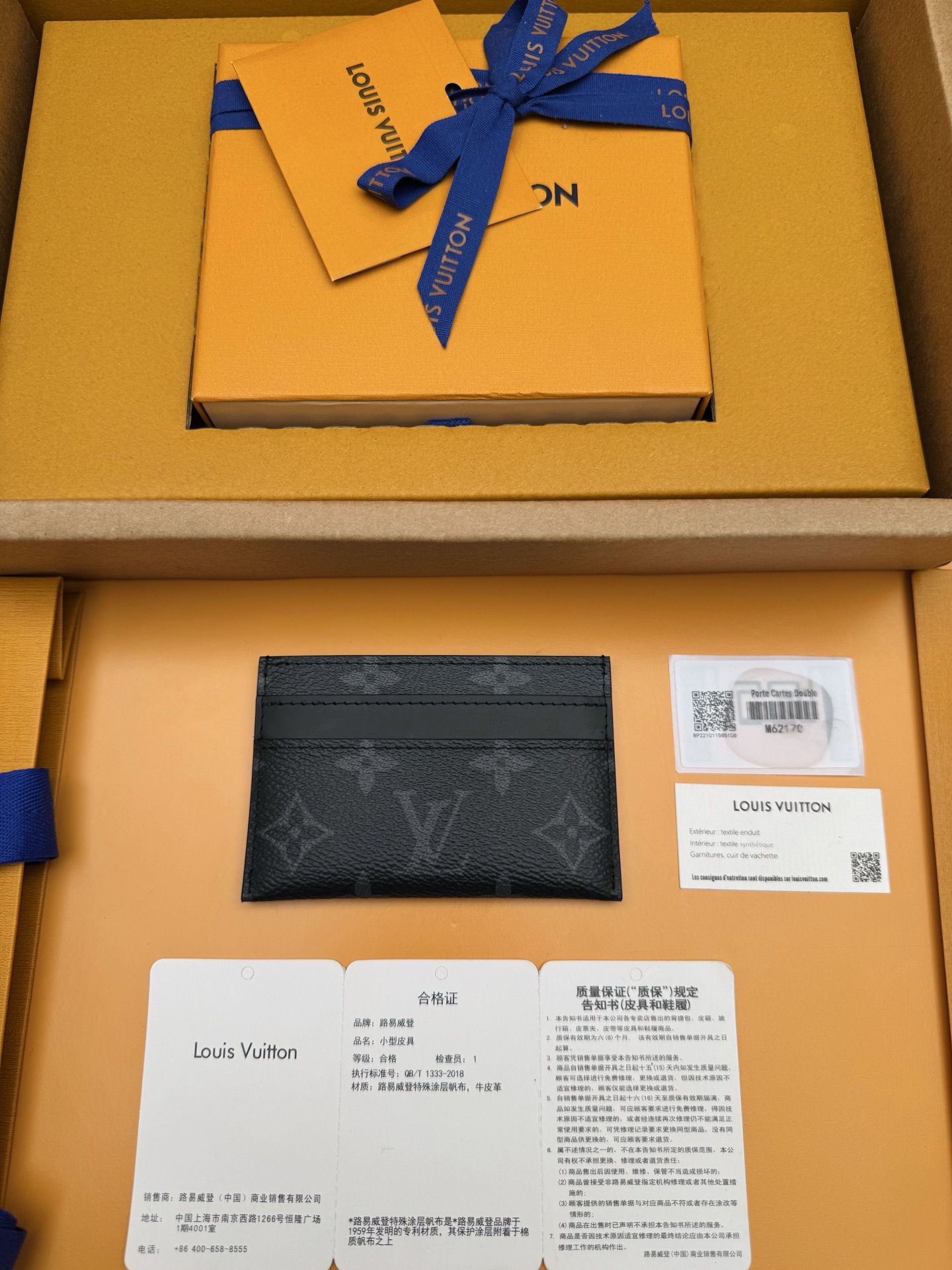 NO:813314,M62 'Special Duty Free' [Official special edition·First class material·All steel hardware·Dynamic chip·Full set of packaging] This card holder made of new coated canvas material has a beautiful and fashionable style, is compact and can be easily put into your pocket. It is equipped with a central pocket and four slots, which can store credit cards, plane and bus tickets, and business cards. 11.0x7.0x0.6cm, LV wallet, louis vuitton, wallets19860909M62 《特級免稅》[官方专版·一級材料·全鋼五金· 动态芯片·全套包裝］ 此款采用全新涂层帆布材质的卡片夹风格靓丽而时髦,体积小巧,可轻松收入口袋中.配有中央口袋与四个插槽,可存放信用卡、飞机与车船票以及名片.11.0x7.0x0.6cm,LV钱包,louis vuitton,wallets,Wallet purse