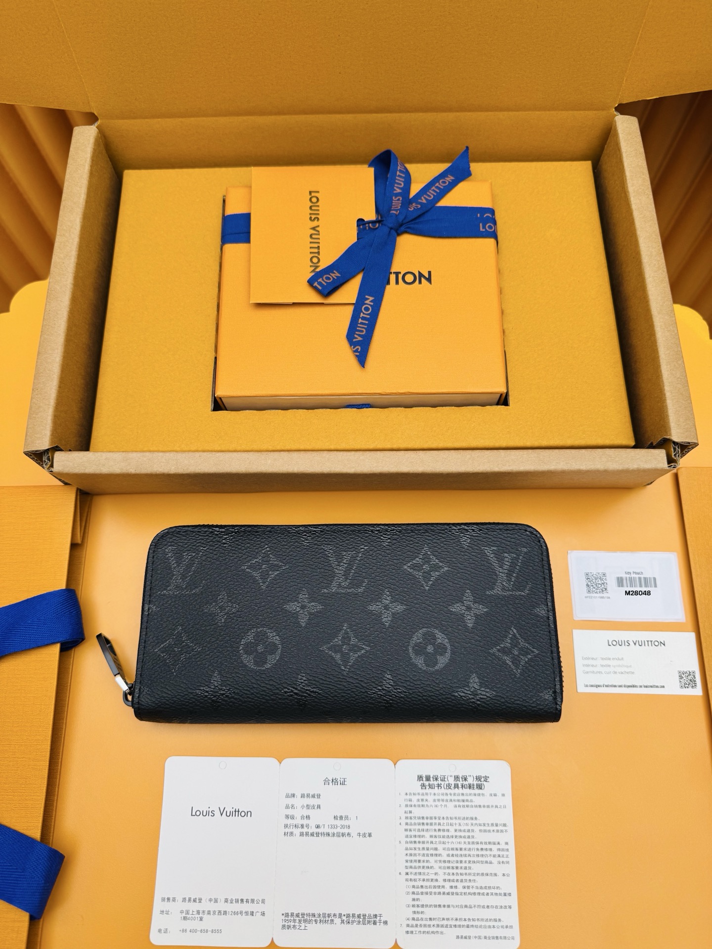 NO:769331,M28048 'Special Duty Free' [Official special edition·First-grade material·All-steel hardware·Dynamic chip·Full package] This ZippyHorizontal wallet is made of solid-color Monogram Midnight coated canvas with matte metal parts and leather lining, showing a sophisticated texture. Multiple card slots, zipper coin pockets and banknote compartments inside add functional details to the elegant long configuration. 21x10x2.5cm, LV wallet, louis vuitton,wallets19860909M28048《特級免稅》[官方专版·一級材料·全鋼五金· 动态芯片·全套包裝]本款ZippyHorizontal钱夹为纯色Monogram Midnight涂层帆布搭配哑光金属件与皮革内衬,呈现考究质感.内里多重卡片夹层,拉链零钱袋及钞票隔层为优雅长款构型增添功能细节.21x10x2.5cm,LV钱包,louis vuitton,wallets,欧美剧
