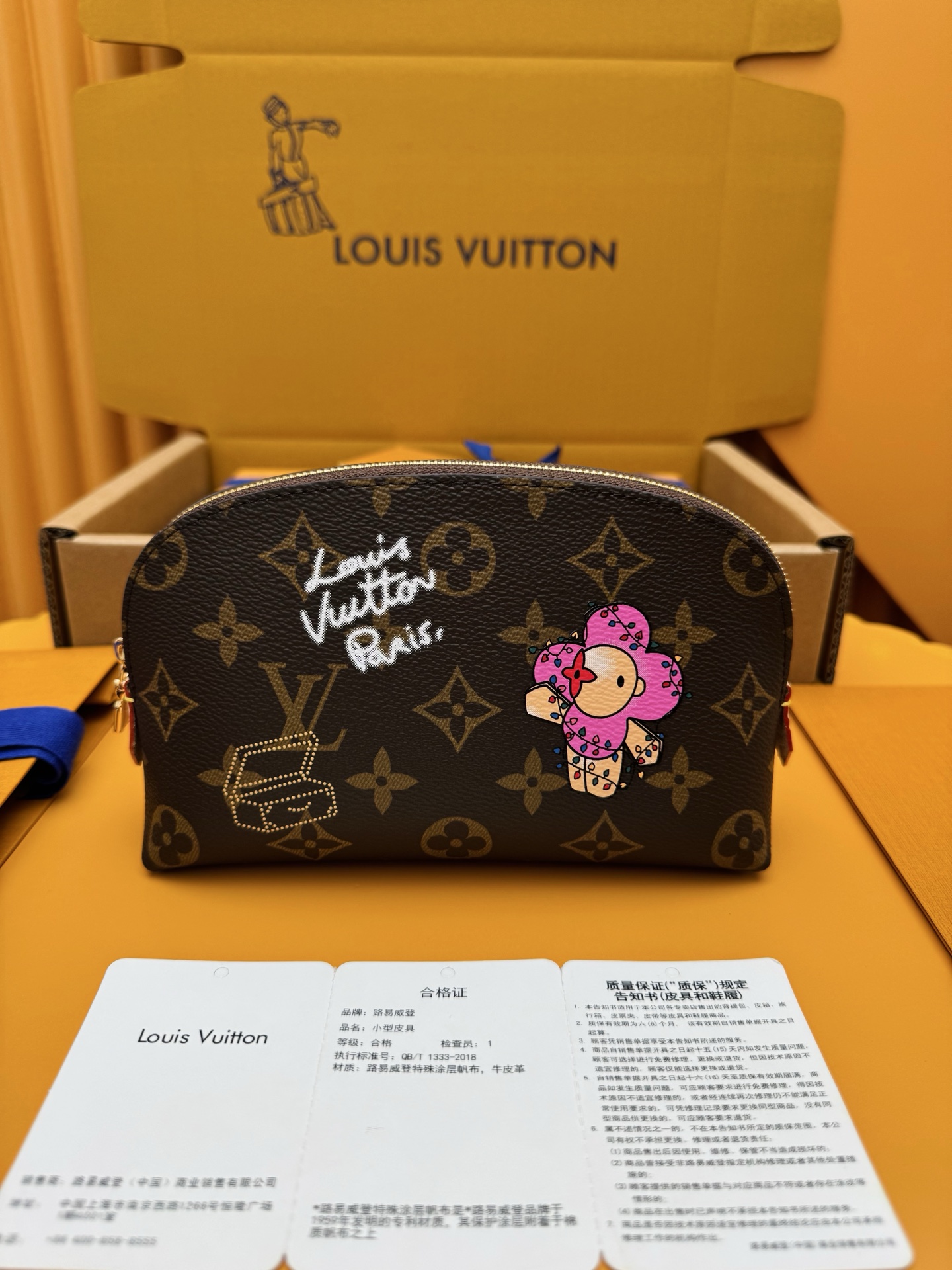 NO:769299,M15359 'Special Duty Free' [Official special edition·First-class material·All-steel hardware·Dynamic chip·Full set of packaging] This small cosmetic bag is made of Monogram coated canvas, depicting the brand mascot Vivienne in a joyful and festive atmosphere. Zipper closure and inner patch pocket achieve orderly storage, and the washable lining adds functional considerations. 19x12x6cm, LV wallet, louis vuitton, wallets, cosmetic bags & cases19860909M15359《特級免稅》[官方专版·一級材料·全鋼五金· 动态芯片·全套包裝]本款小号化妆包取材 Monogram涂层帆布,描摹品牌吉祥物 Vivienne置身欢乐节庆氛围之景.拉链开合与内贴袋实现有序收纳,可水洗内衬再添功能考量.19x12x6cm,LV钱包,louis vuitton,wallets,cosmetic bags & cases,欧美剧