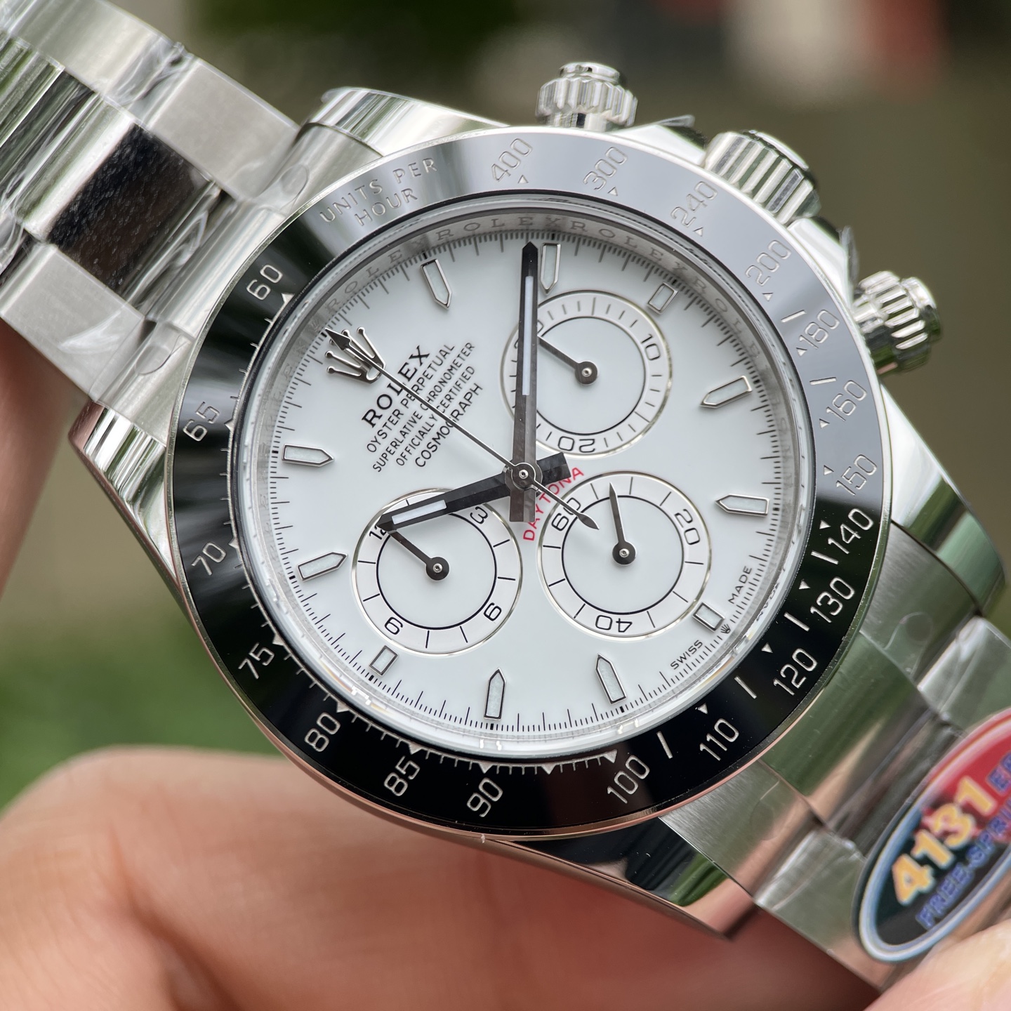 NO:822056,ERF Factory’s “No Card” New Daytona!  2026 latest Daytona series!  Super weight card-free Caliber: 4131 movement, stable and reliable performance, refuse to be fake at first glance. 1. The material insists on using 904L stainless steel, which shows a moister, more gray-white metallic luster, and is more corrosion-resistant. The initial data of each curved surface and edge of the case is infinitely close to the original. The details of the strap and case are polished. Visually observe the connection between the strap links, as well as the connection between the lugs and the strap. This level of polishing is infinitely close to the original. 2.  Dial details - sharpness 1) Carefully observe the inlay and polishing of the time scale. The edge of the ERF scale is sharp, clean and without burrs. Especially the polished surface of the metal frame can reflect a very sharp highlight strip under the light. The luminous oil filling presents a cotton wool texture, which looks particularly delicate and in-print. 2)  The central axis of the pointer (the center of the second hand) is an important position to check the workmanship of the replica dial. The central axis of ERF is usually made neater and more centered, and the needle tip is also clean and neat. 3) Logo and font The 'Rolex' crown logo and English font on the dial, ERF's oil-filled cover printing technology, the letter mark is fuller and more three-dimensional, and there is no paint spillage or blur under the microscope. Currently, this is the best in the market!  3. Ring and glass 1) Ceramic ring Cerachrom Ceramic ring scale The platinum powder filled with silver gray is whiter and has a grainy feel. It is not prone to graying. The accuracy of the scale alignment is also at the top level. 2) The chamfering processing of the edge of the sapphire glass and the smoothness of the glass height and the ring are very well controlled. Viewed from the side, the overall contour lines are smooth. 3)  The background color of the calendar and the white background color of the printing are evenly matched with the orange peel pattern. After countless proofreading of the film, number of mimeographs and sequential oil filling. Under the comparison of the mine mirror, there is almost no difference from the original. Details determine the quality. ERF factory is your best choice.19860909ERF工厂 “无卡度”新款迪通拿！2026最新迪通拿系列！超级砝码无卡度Cal:4131机芯 性能稳定可靠拒绝一眼假 1材质坚持使用904L不锈钢,呈现出更润泽、更偏灰白色的金属光泽,并且更耐腐蚀. 表壳每一个曲面、棱角的初始数据就无限接近原版. 表带与表壳细节打磨 视觉观察表带链节之间的连接处,以及表耳与表带的衔接处.这种打磨水准是无限接近原装的. 2. 表盘细节-锐利度 1） 刻度仔细观察时标刻度的镶嵌和打磨.ERF的刻度边缘锐利、干净,没有毛刺.特别是金属边框的抛光面,在光线下能反射出非常锐利的高光条,夜光填油呈现棉絮质地,显得格外精致且对版. 2） 指针指针的中轴（秒针中心）是检验复刻表盘做工的重要位置.ERF的中轴通常做得更工整、更居中,针尖的处理也干净利落. 3） Logo与字体表盘上的“Rolex”皇冠 Logo和英文字体,ERF的填油覆盖印刷技术字母标更饱满、更有立体感,在显微镜的照射下没有溢漆或模糊的情况,目前这点是市场顶尖的存在！ 3. 圈口与玻璃 1）陶瓷圈口 Cerachrom 陶瓷圈口刻度 银灰色填充的铂金粉颜色更白且有颗粒感.不易出现发灰的情况.刻度对齐的精准度也都属于顶级水平. 2） 蓝宝石玻璃玻璃边缘的倒角处理和玻璃高度与圈口的平顺度都控制得非常好,从侧面看,整体的轮廓线条流畅. 3） 日历底色与印刷白色底色形状均力橘皮纹路,经过无数次菲林的校对、油印次数和顺序填油.在矿大镜的比对下,几乎与正品无差异 细节决定品质 ERF工厂是您不二选择,,Watch