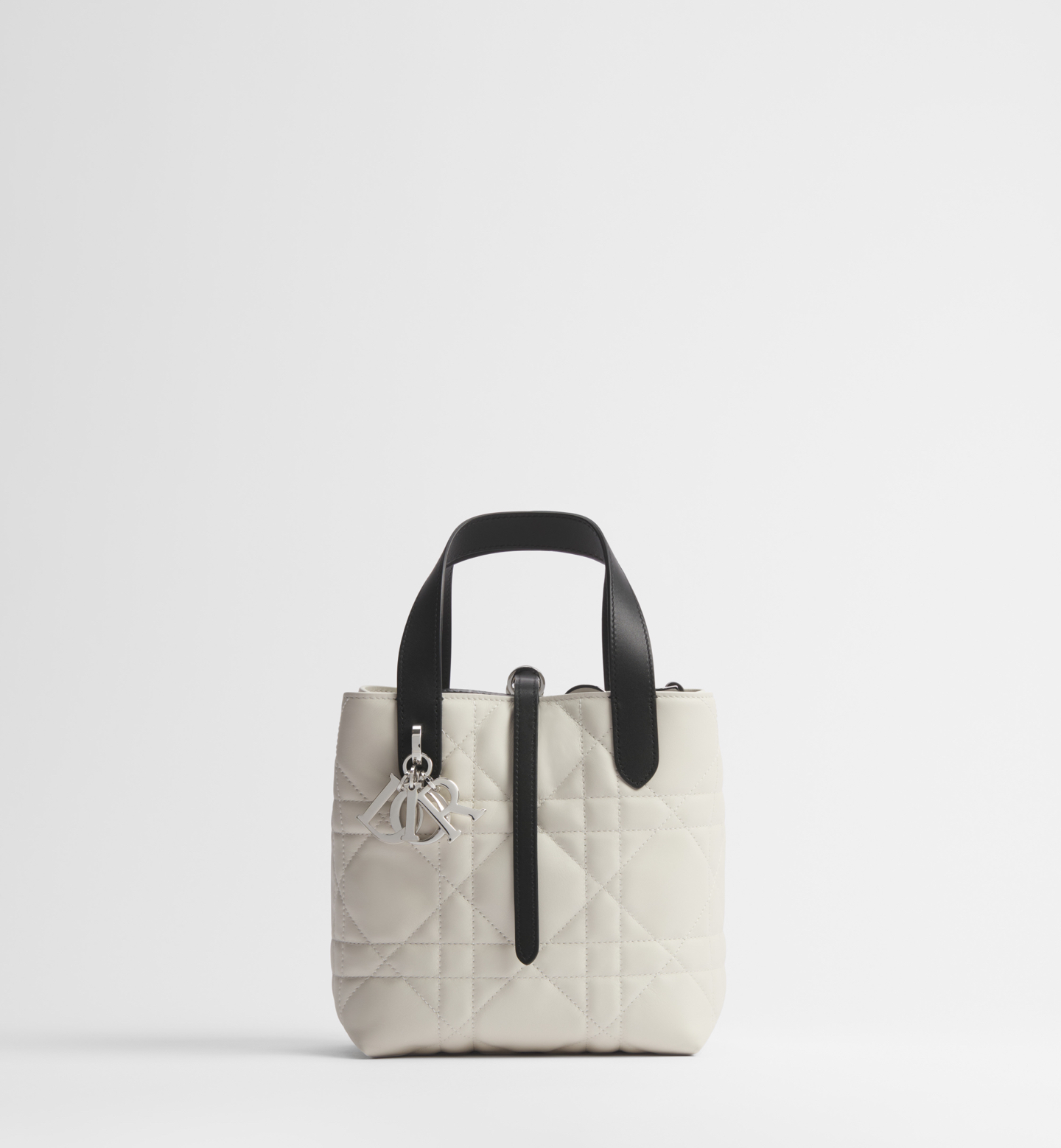 M2835 bicolor blanco leche y negro - hebilla plateada Este bolso vertical Dior Toujours es un nuevo producto de la seri…