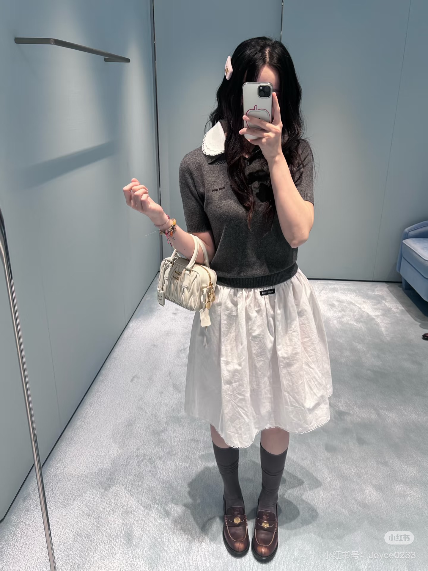 NO:737077,(Short-sleeved) *26new Detachable lace shirt collar knitted short-sleeved retro college age-reducing style that is easy to get, the right shoulder and slim fit upper body is versatile and not picky, it is great to wear alone or layered!  The removable hollow lace shirt collar design adds more style to your outfit!  Exclusively customized imported yb cashmere material, embellished with classic logo letter embroidery patterns on the chest, the upper body is sweet and generous ~ the mother-of-pearl buckles of the same color highlight the quality, and the layered style has the brand's unique fashion charm!  1:1 awesome version, the latest early autumn items, look out for the exclusive high version SML, shirts, T-shirt,19860909（短袖）*26new可拆卸花边衬衫领针织短袖复古学院减龄风格轻松get,正肩收身版型上身百搭不挑人,单穿叠搭都超赞！可拆卸镂空花边衬衫领设计增添更多穿搭风格！独家定制进口yb山羊绒材质,胸口经典徽标字母刺绣图案点缀,上身甜美大方～同色系贝母扣彰显品质,叠穿风格都有品牌独有的时尚魅力！1:1超赞版型,早秋最新单品,认准独家高版本 SML,,shirts,T-shirt,,Women's clothing