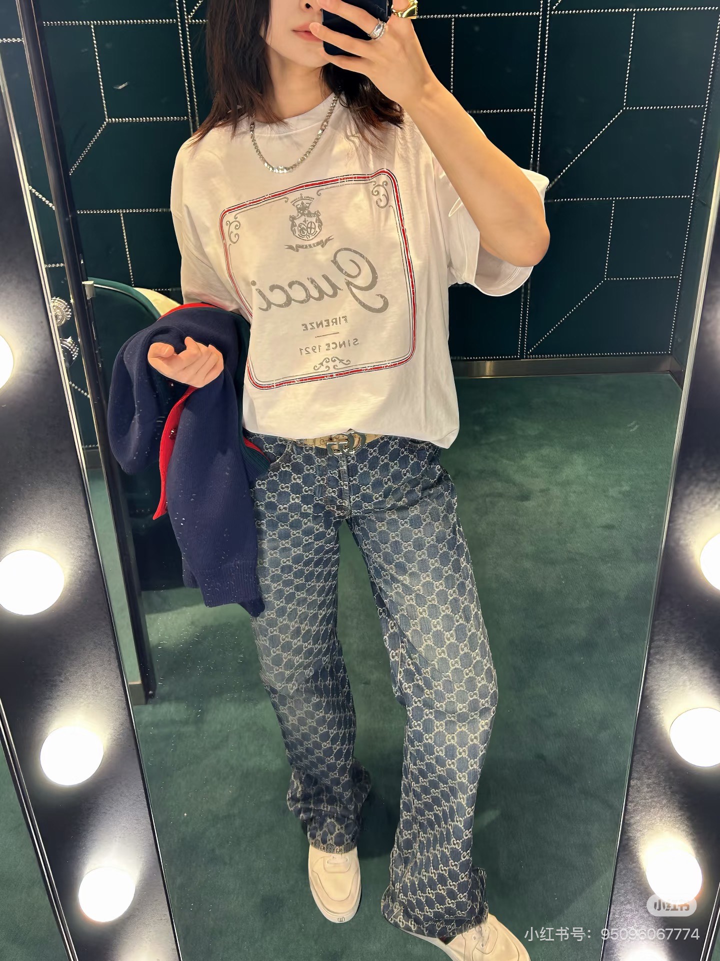 NO:797174,Gucci 26 Retro Badge Print T-Shirt This Gucci short-sleeved T-shirt is presented in a classic round neck straight fit. It has an old-style red frame badge print on the front, with 'Gucci' written in handwriting in the center, and 'FIRENZE' and 'SINCE' below.  1921', with retro heraldry and curly grass pattern decoration, full of Italian retro texture. Made of heavyweight pure cotton fabric, soft and skin-friendly, it not only retains the brand's iconic retro luxury feel, but also can be easily adapted to various scenes such as daily leisure and commuting. It is a versatile item that shows off your taste in a low-key manner.,, gucci, T-shirt, tees, t-shirt,19860909Gucci 26复古徽章印花T恤这件Gucci短袖T恤以经典圆领直筒版型呈现,正面印有做旧风格的红框徽章印花,中央是手写体「Gucci」字样,下方标注「FIRENZE」与「SINCE 1921」,搭配复古纹章与卷草纹装饰,充满意式复古质感.选用重磅纯棉面料,触感柔软亲肤,既保留了品牌标志性的复古奢华感,又能轻松适配日常休闲、通勤等多种场景,是低调彰显品味的百搭单品.,,gucci,T-shirt,tees，t-shirt,,Women's clothing