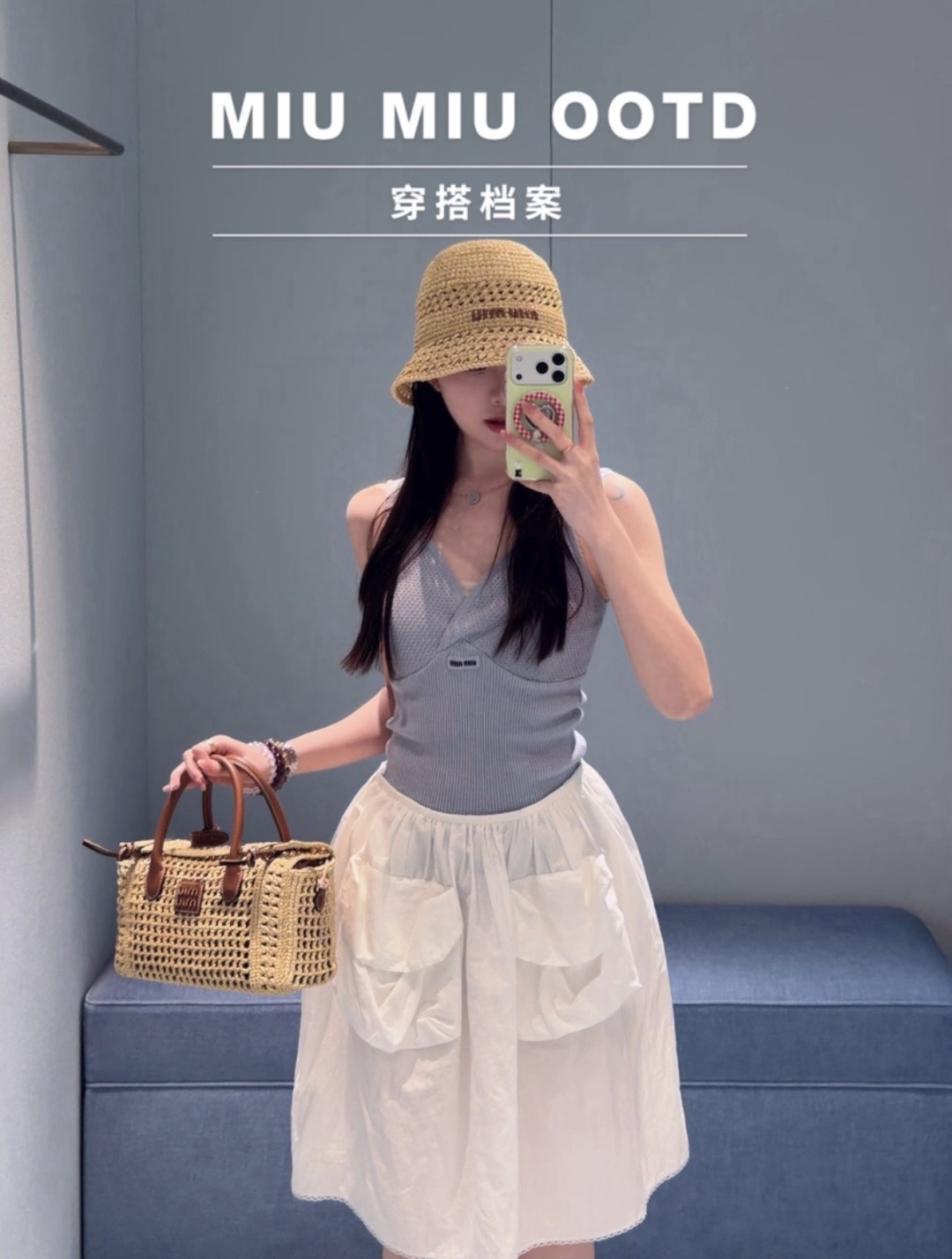 NO:804539,Miu Miu 2026 spring and summer new mist blue knitted sling, welding the tenderness and delicacy of a girl to the body  Low saturation haze blue has a cool atmosphere. The V-neck cross design modifies the shoulder and neck lines. The double thin shoulder straps make the upper body become right-angled shoulders in seconds. The hollow mesh texture of the upper body is breathable and not sweaty. The pitted knitting of the lower body fits the body shape and outlines graceful curves. The short version is easy to wear.  Raise the waistline to create the golden ratio of 30 to 70 points. Whether worn alone with jeans and skirts, or layered with suits or cardigans, you can easily achieve a sense of relaxation and luxury. It is a versatile artifact in the spring and summer wardrobe. It is gentle and noble. Whoever wears it will be the sweetest girl in the world!  Size S M L,,miumiu,skirts,jeans,business suit,gold,19860909Miu Miu 2026春夏新款雾蓝色针织吊带,把少女的温柔与精致焊在身上 低饱和雾霾蓝自带清冷氛围感,V领交叉设计修饰肩颈线条,双细肩带更显灵动,上身秒变直角肩.上半身镂空网眼肌理透气不闷汗,下半身坑条针织贴合身形,勾勒曼妙曲线,短款版型轻松拉高腰线,打造三七分黄金比例.无论是单穿搭配牛仔裤、半裙,还是作为内搭叠穿西装、开衫,都能轻松拿捏松弛感与高级感,是春夏衣橱里的百搭神器,温柔又显贵,谁穿谁是人间甜妹！ 尺码S M L,,miumiu,skirts,jeans,business suit,gold,,Women's clothing