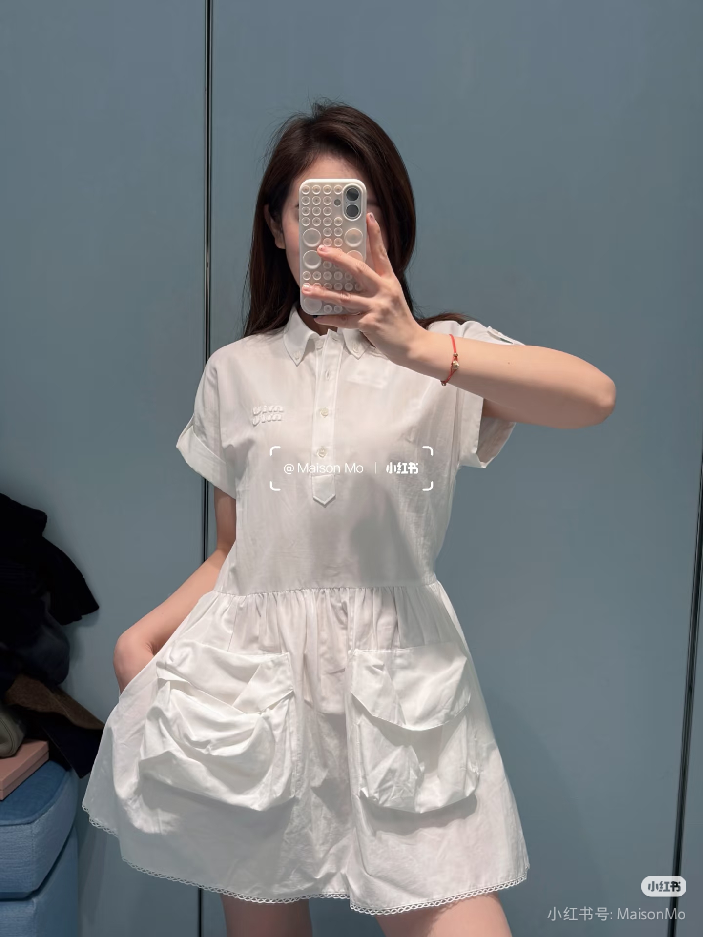NO:805349,Miu Miu  White lapel waisted shirt dress, pure off-white tone brings a gentle atmosphere, classic lapel + half placket design is neat and capable, rolled short sleeves add a casual sense of relaxation. The same color embroidered logo on the chest low-key highlights the brand recognition, high waist  The waist + large pocket design optimizes body proportions and creates a smart girly look, and the lace details at the hem are exquisite and full. The light and breathable fabric is suitable for spring and summer, and can be easily used for daily commuting, dates and outings. It is a versatile item to create a sweet and cool college style.  Size S/M/L,,miumiu,skirts,shirts,T-shirt,19860909Miu Miu 白色翻领收腰衬衫式连衣裙,纯净米白调自带温柔氛围感,经典翻领+半开襟门襟设计利落干练,卷边短袖增添随性松弛感.胸前同色系刺绣logo低调彰显品牌辨识度,高腰收腰+大口袋设计优化身材比例,打造灵动少女感,下摆蕾丝花边细节精致感拉满.轻盈透气面料适配春夏,日常通勤、约会出游都能轻松驾驭,是打造甜酷学院风的百搭单品. 尺码S/M/L,,miumiu,skirts,shirts,T-shirt,,Women's clothing