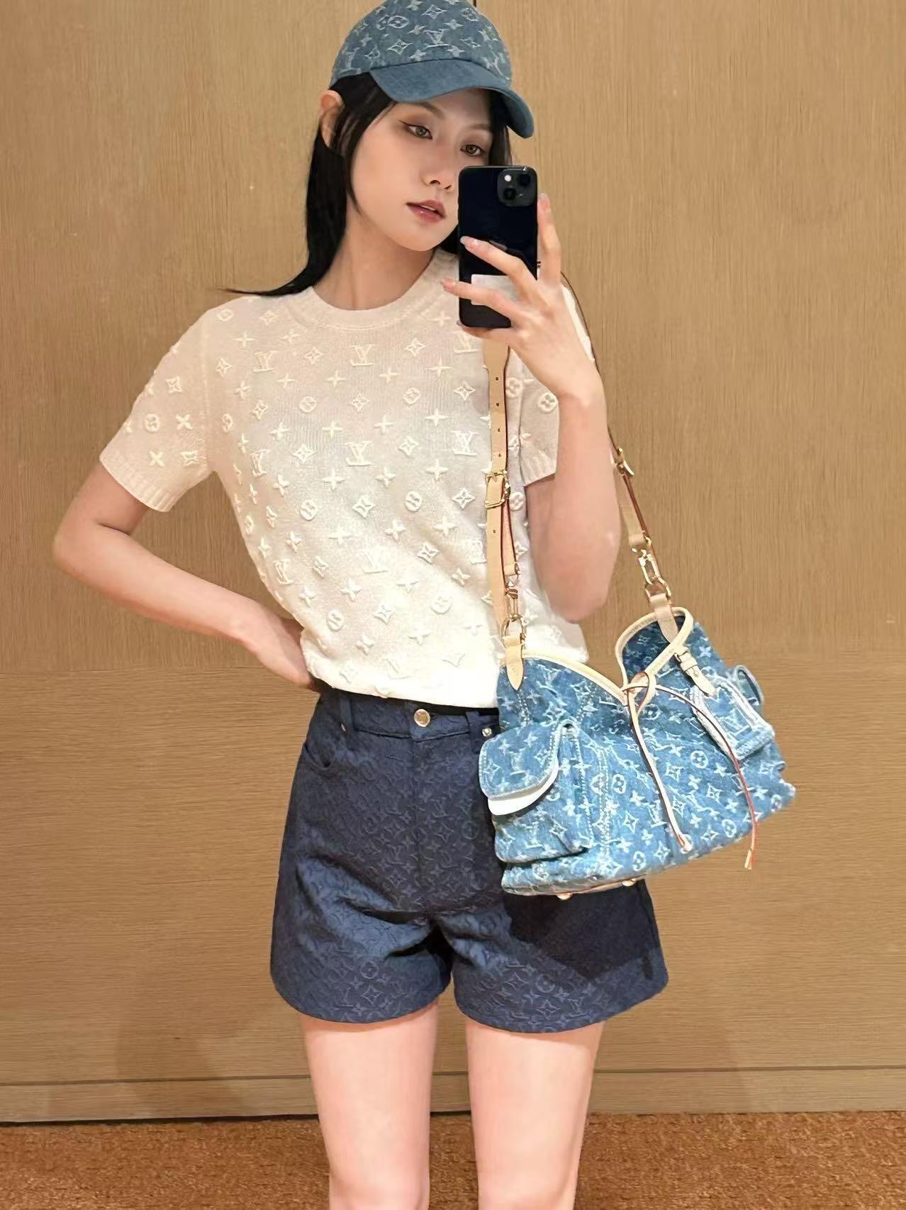 NO:800609,Louis Vuitton all-over printed old flower jacquard short-sleeved sweater｜French light luxury commuting style LV's short-sleeved sweater perfectly combines delicacy and gentleness!  Fully printed with classic Monogram presbyopia jacquard technology, the same color jacquard is low-key and high-end, the round-neck rib design is simple and elegant, the soft and skin-friendly knitted fabric is breathable and comfortable, the short version raises the waistline and modifies the body proportions. It is very suitable for daily commuting and dating. It can be easily worn with suit pants, skirts and jeans. It is a timeless and light luxury item. Size S M L,, louis vuitton, louis  vuitton,skirts,jeans,T-shirt,business suit,19860909Louis Vuitton满印老花提花短袖针织衫｜法式轻奢通勤款 LV这款短袖针织衫把精致与温柔完美融合！满印经典Monogram老花提花工艺,同色系提花低调又高级,圆领罗纹设计简约大气,软糯亲肤的针织面料透气舒适,短款版型拉高腰线,修饰身材比例,日常通勤、约会穿搭都超合适,搭配西装裤、半裙、牛仔裤都能轻松驾驭,是永不过时的轻奢气质单品. 尺码S M L,,louis vuitton,louis vuitton,skirts,jeans,T-shirt,business suit,,Women's clothing