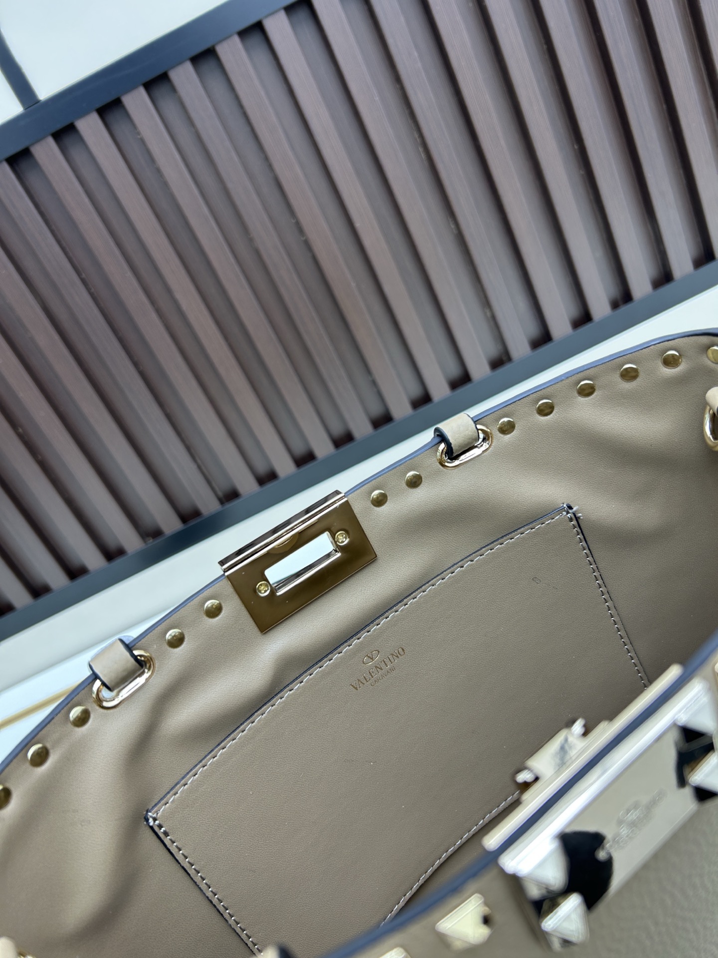 新品上架VALENTNO GARAVANI ROCKSTUD 迷你粒面小牛皮手袋 这款手袋配有手提柄和可