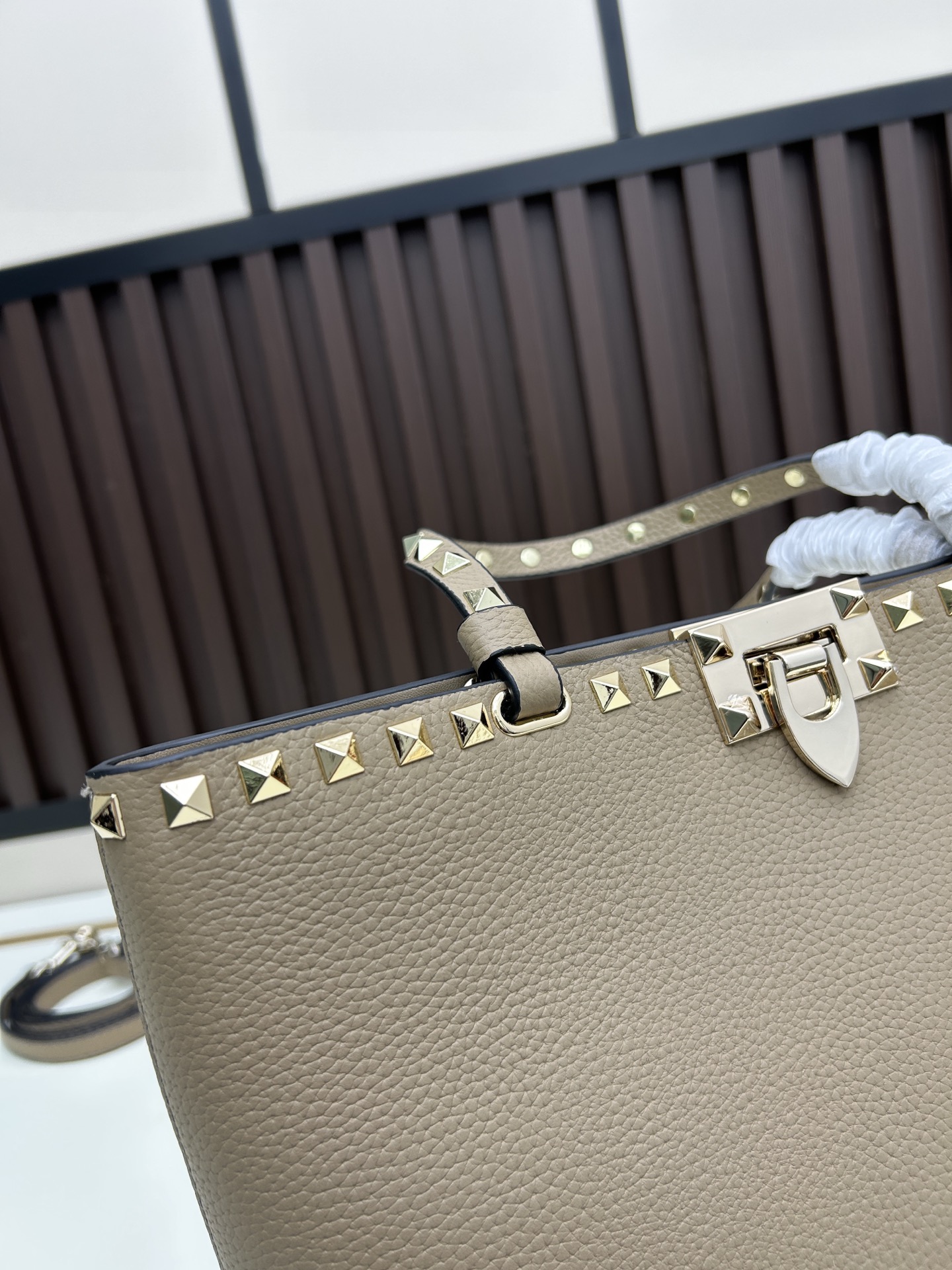 新品上架VALENTNO GARAVANI ROCKSTUD 迷你粒面小牛皮手袋 这款手袋配有手提柄和可