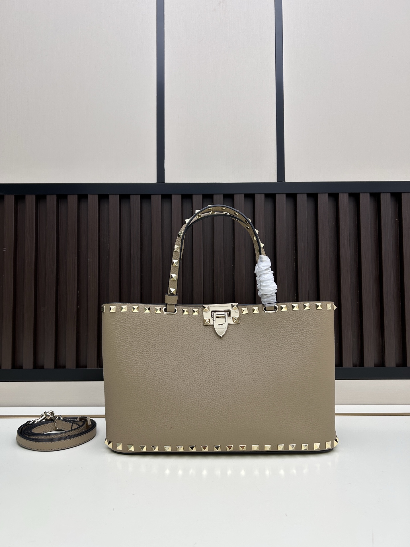 新品上架VALENTNO GARAVANI ROCKSTUD 迷你粒面小牛皮手袋 这款手袋配有手提柄和可