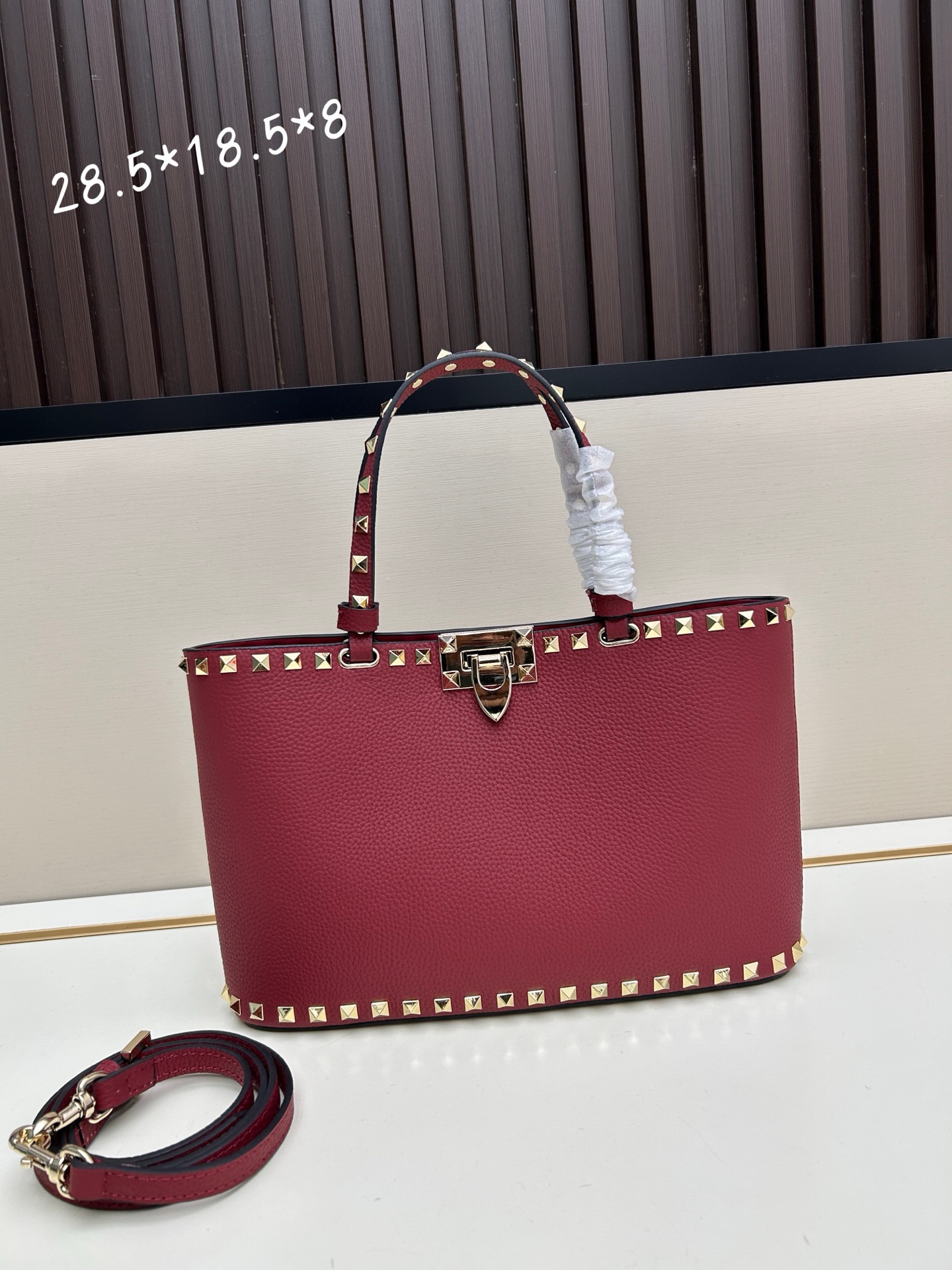 新品上架VALENTNO GARAVANI ROCKSTUD 迷你粒面小牛皮手袋 这款手袋配有手提柄和可