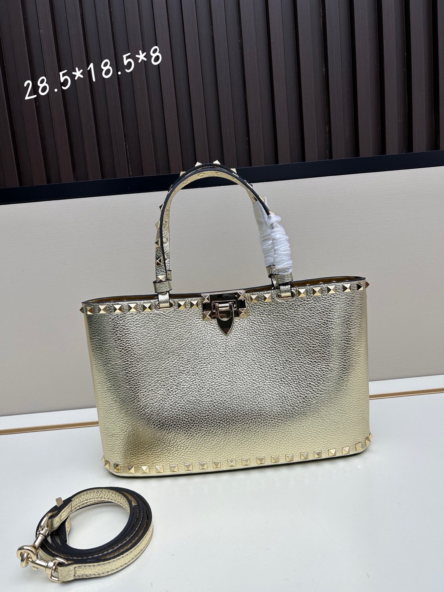 新品上架VALENTNO GARAVANI ROCKSTUD 迷你粒面小牛皮手袋 这款手袋配有手提柄和可