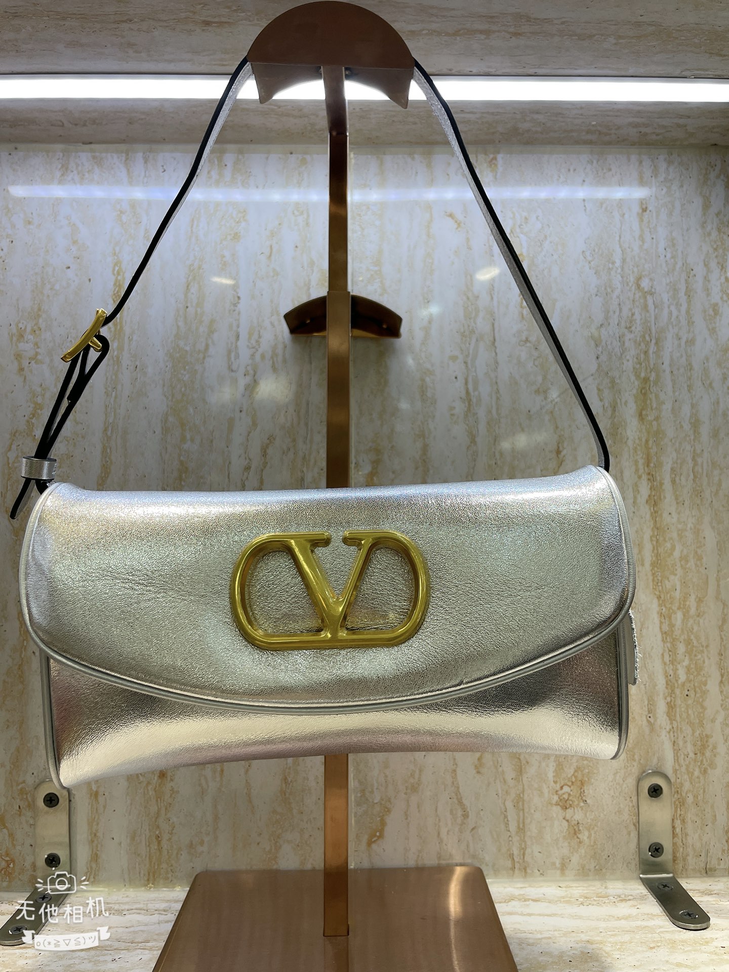 新款批VALENTINO GARAVANI DEVAIN 小号羊皮革肩背手袋，配以金属 VLOGO SI