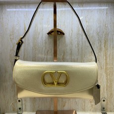 新款批VALENTINO GARAVANI DEVAIN 小号羊皮革肩背手袋,配以金属 VLOGO SI 新款批VALENTINO GARAVANI DEVAIN 小号羊皮革肩背手袋,配以金属 VLOGO SI
