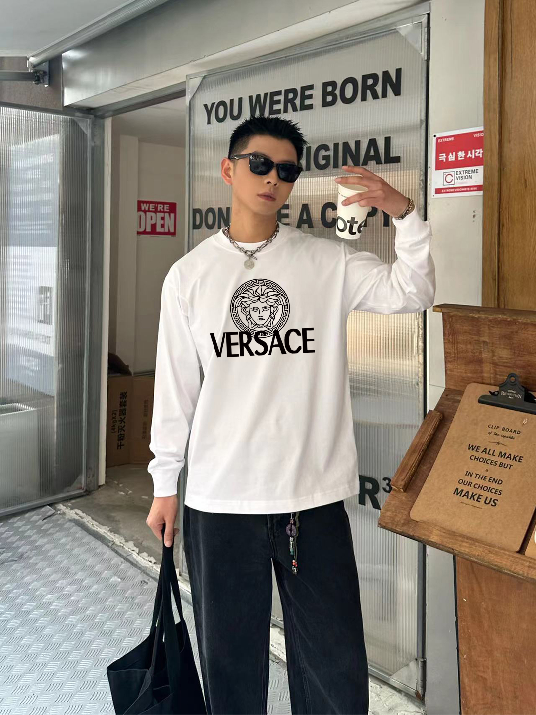NO:523875,Versace 2025 Spring and Autumn New Style Round Neck Long Sleeve T-shirt Classic Logo Alphabet Pattern Print High-end Simple, Loose, Casual, Breathable, Evergrande, Men and Women Size Size S M L XL XXL Five Sizes Color White Black, Versace,tees, t-shirt,alexander wang19860909范思哲 2025 春秋新款 圆领长袖T恤 经典logo字母图案印花 高端简约宽松休闲透气百搭 男女同款 尺码S M L XL XXL 五个码 颜色白色 黑色,,versace,tees，t-shirt,alexander wang,Men's clothing