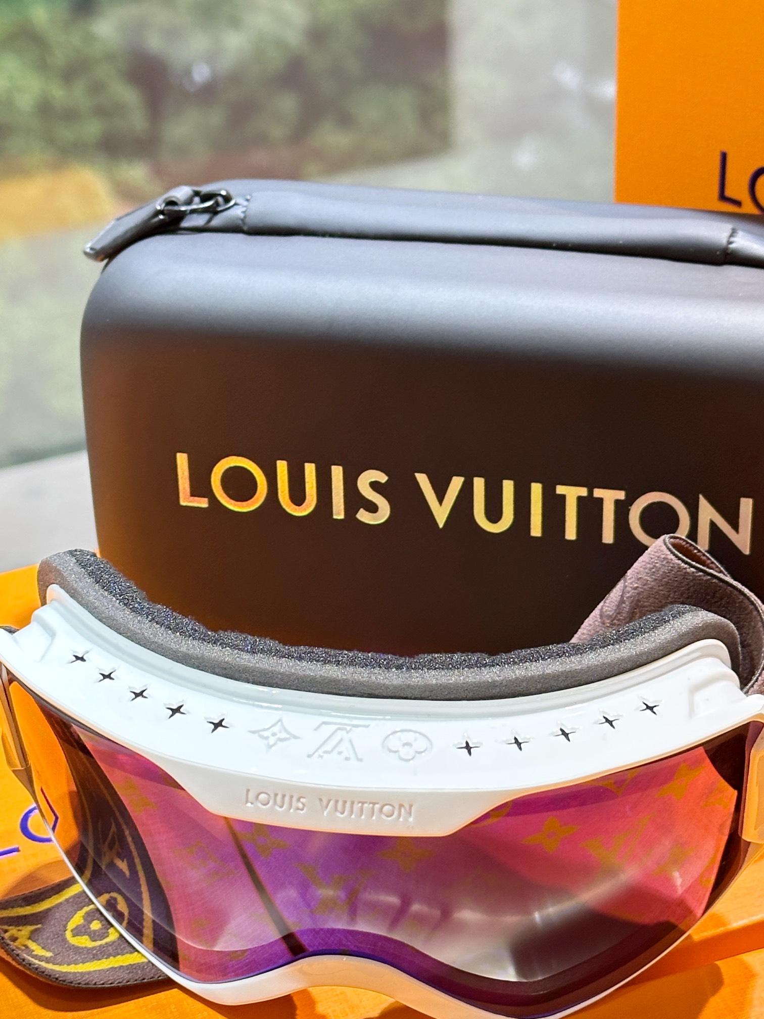 complemented by the Louis Vuitton signature on the front - Comprehensive 2
