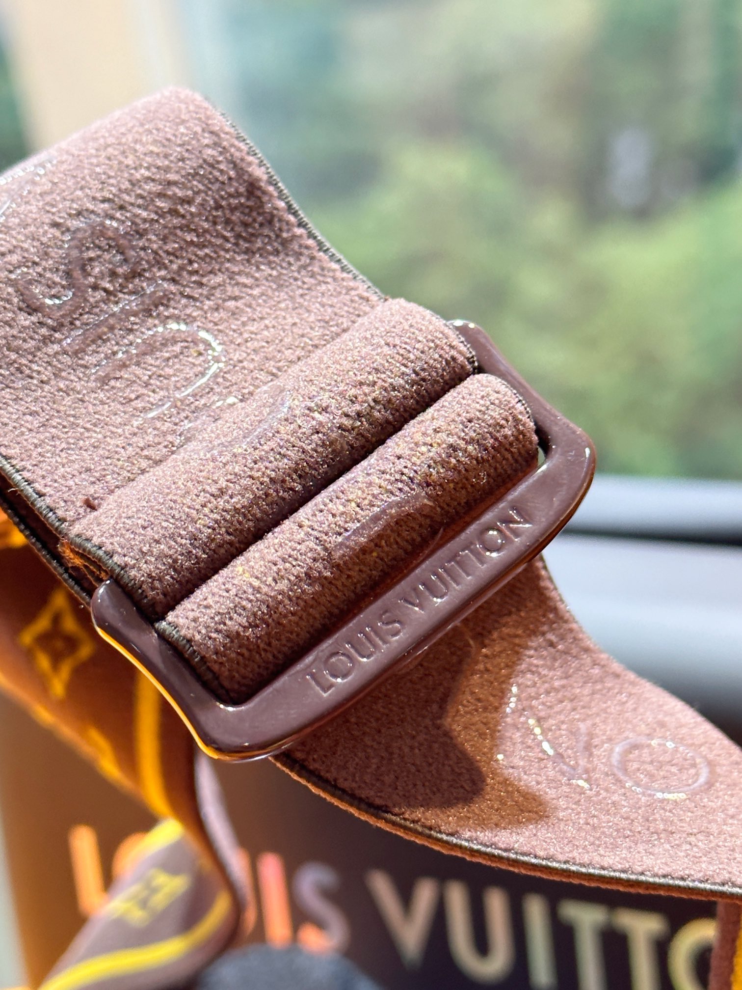 complemented by the Louis Vuitton signature on the front - Comprehensive 4