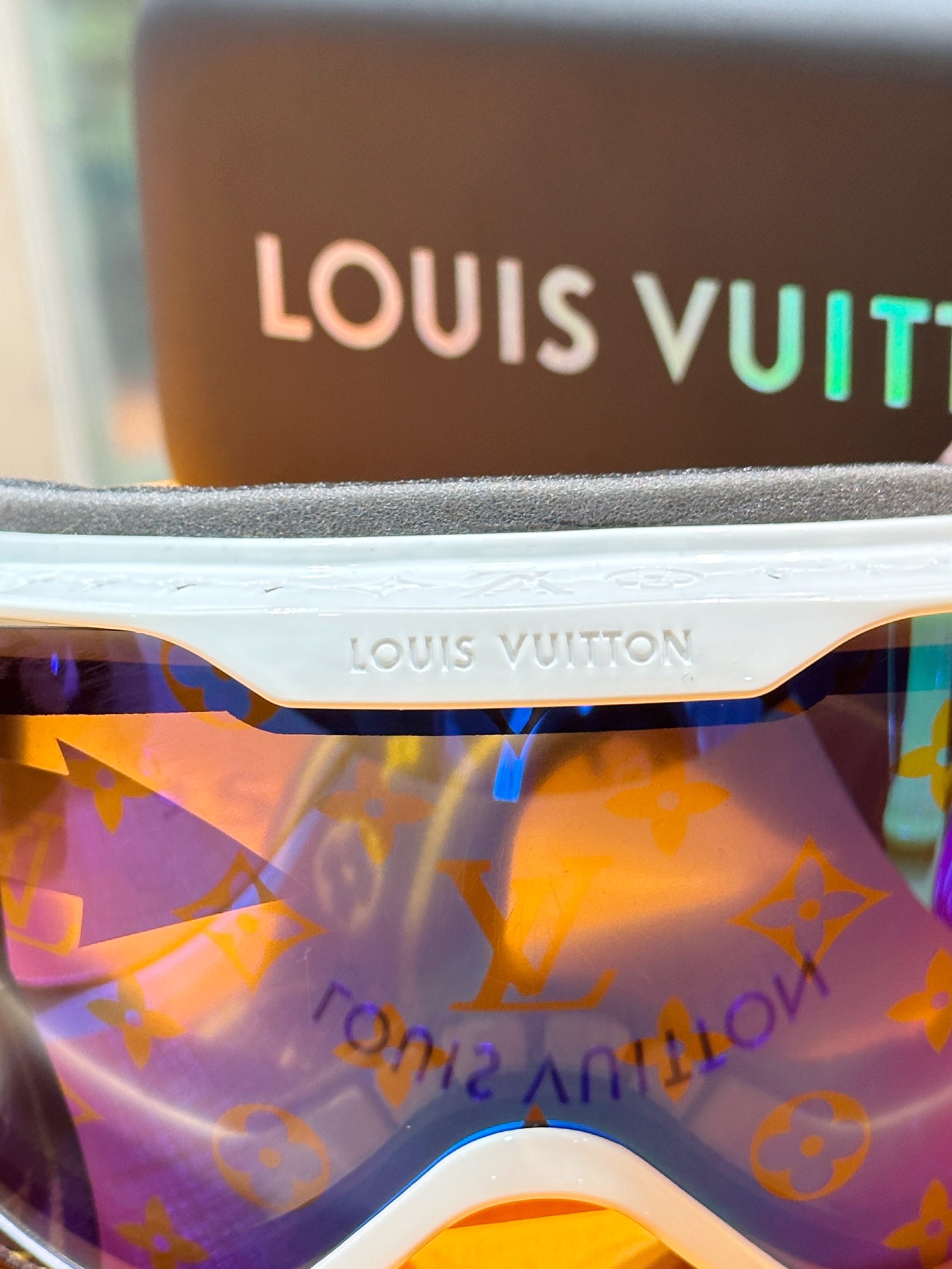 complemented by the Louis Vuitton signature on the front - Comprehensive