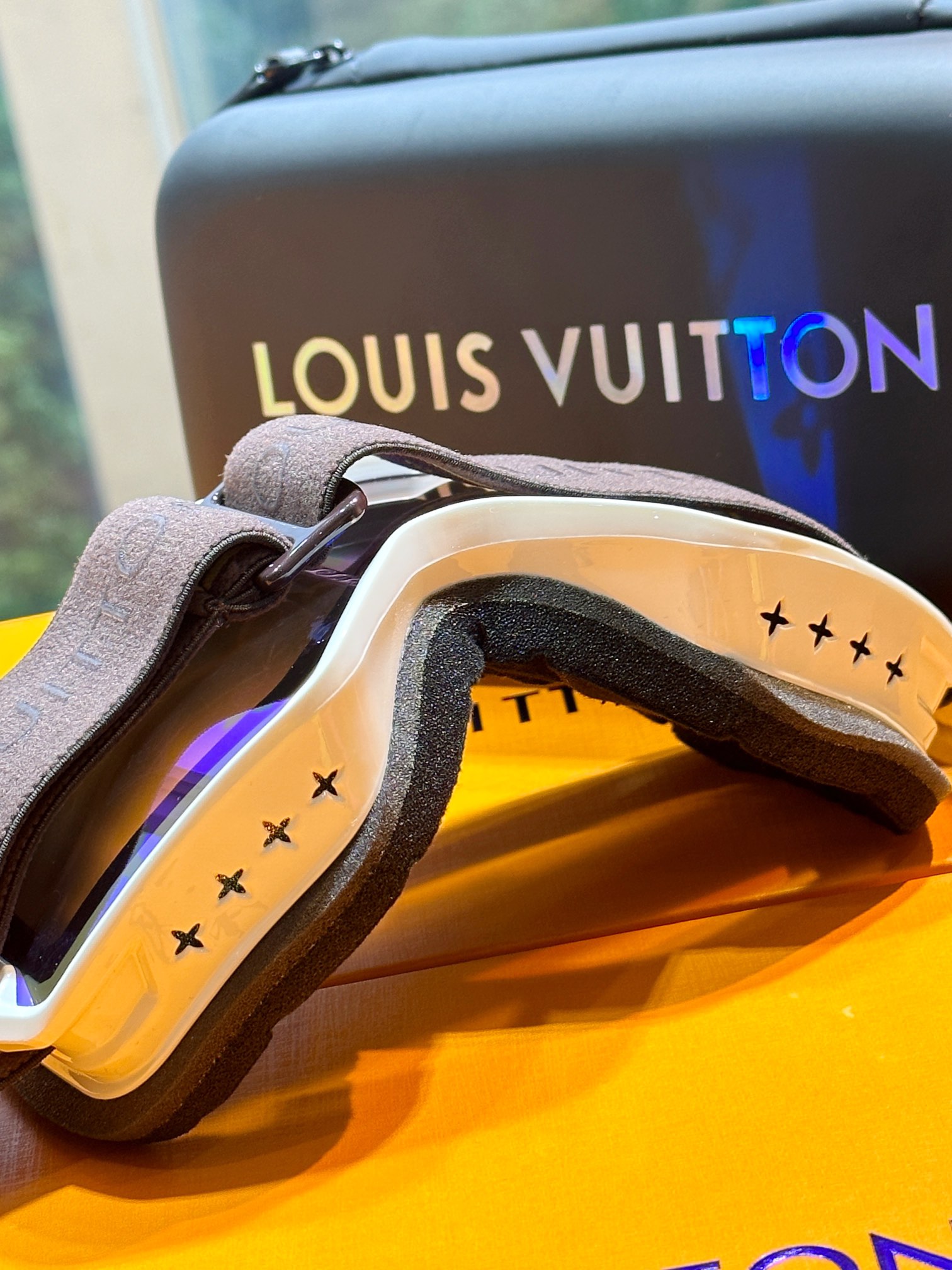 complemented by the Louis Vuitton signature on the front - Comprehensive 6