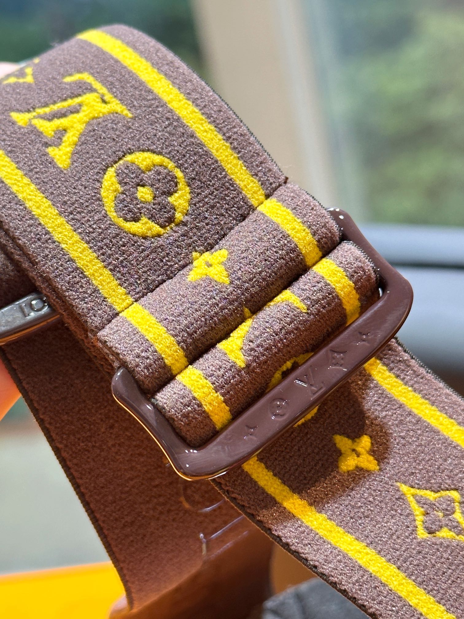 complemented by the Louis Vuitton signature on the front - Comprehensive 3