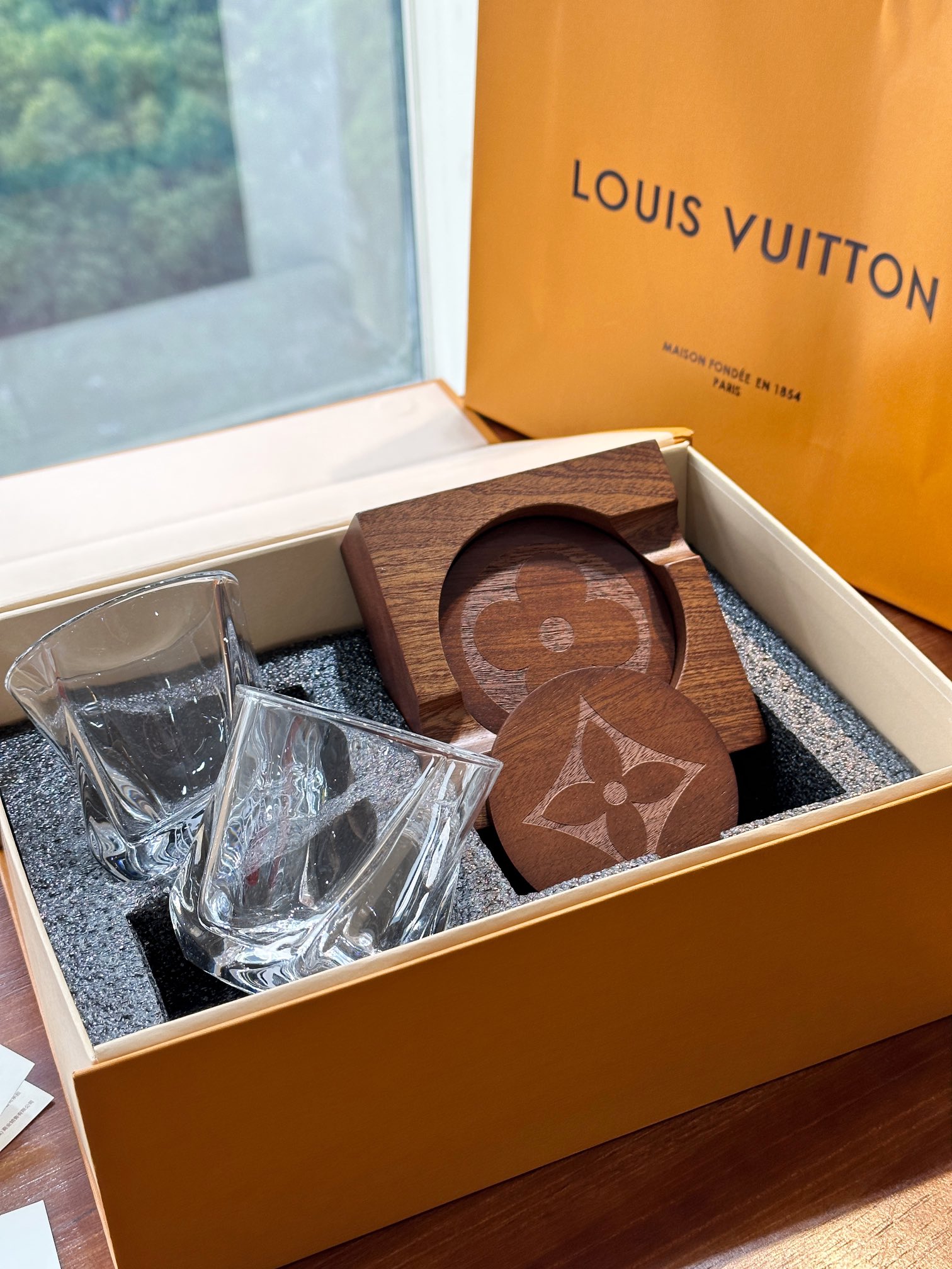 Louis Vuitton Maison Lifestyle Luxury Home Decor Blanket Tableware 2