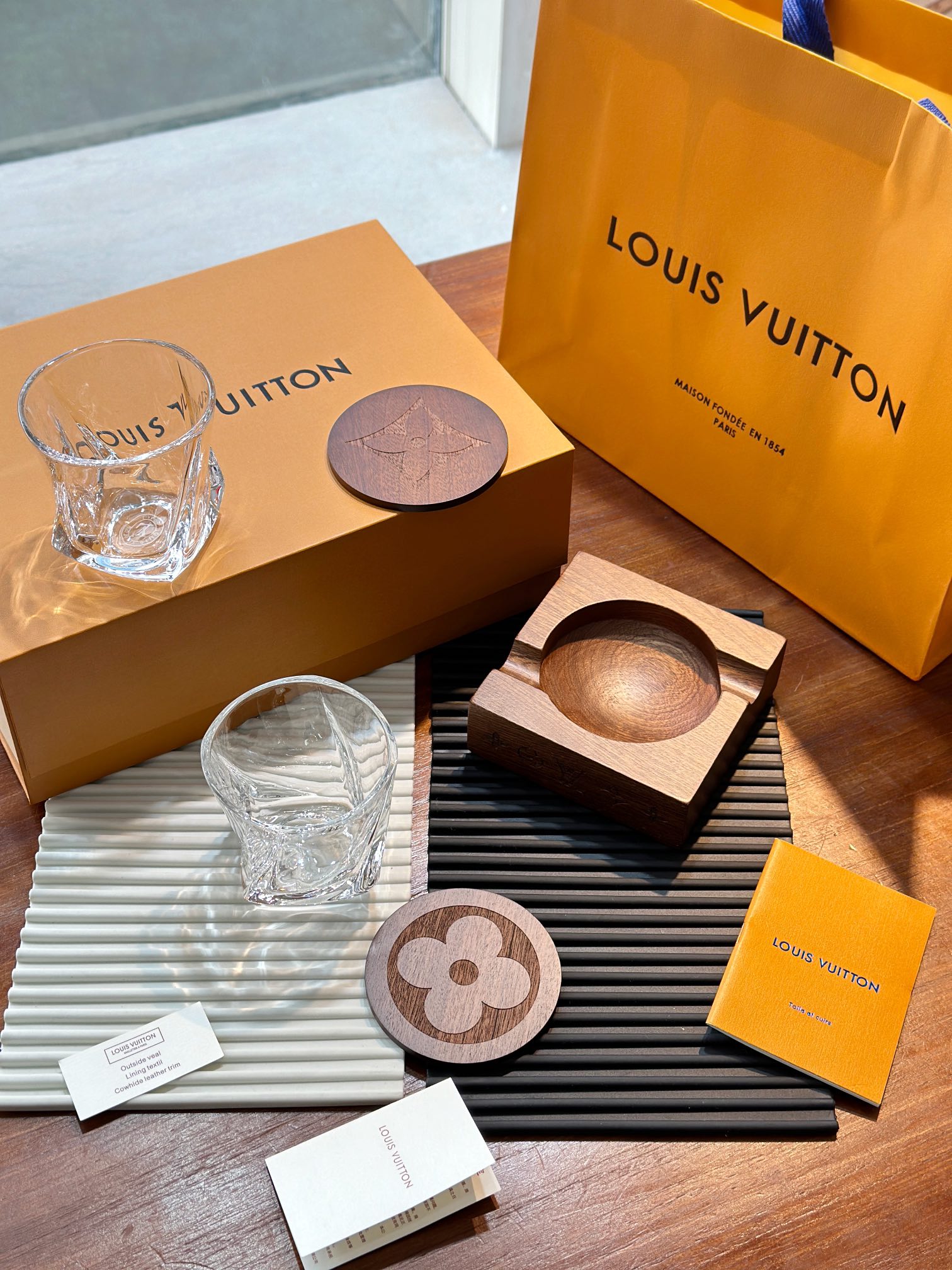 Louis Vuitton Maison Lifestyle Luxury Home Decor Blanket Tableware 5