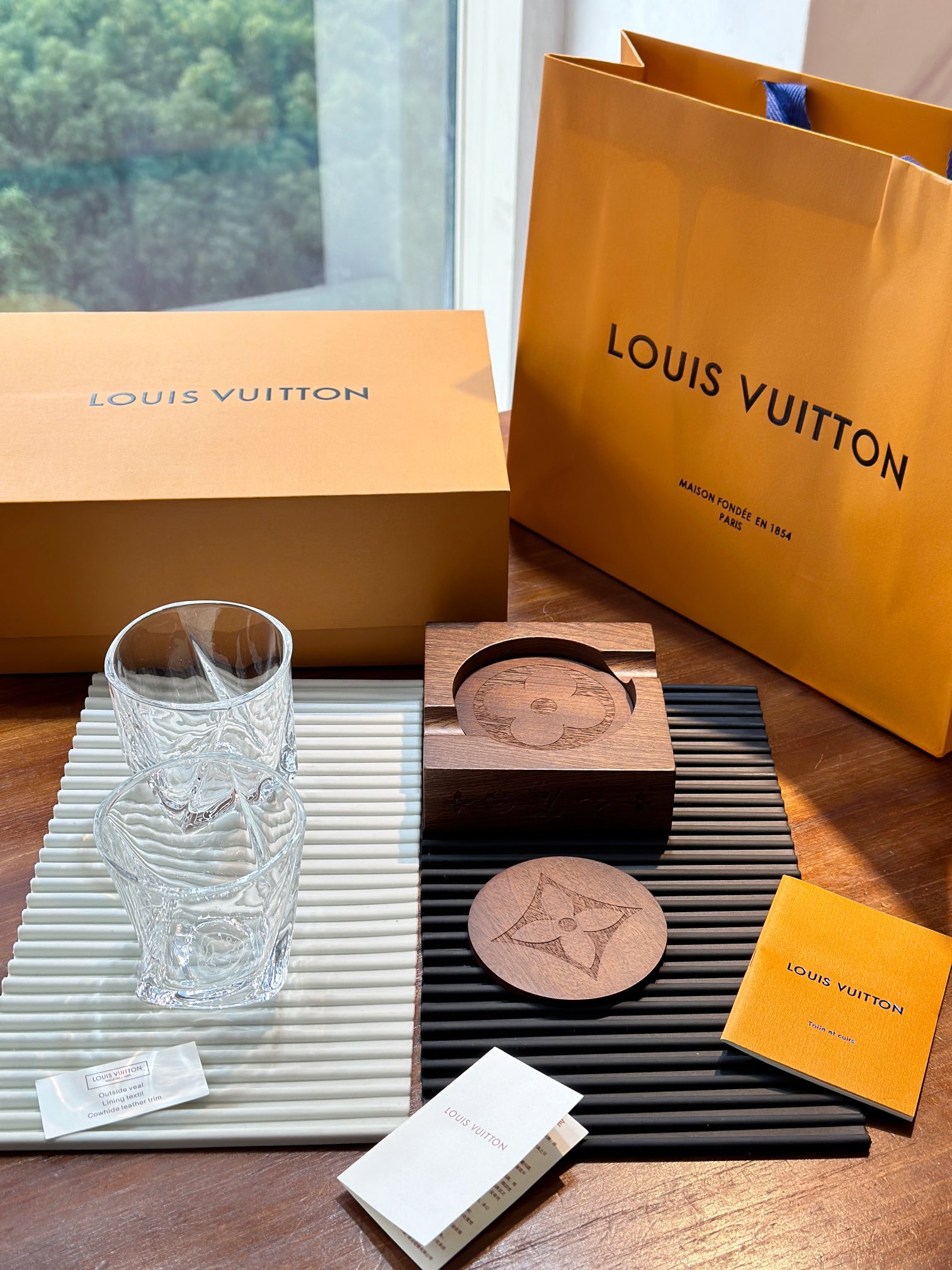 Louis Vuitton Maison Lifestyle Luxury Home Decor Blanket Tableware 4