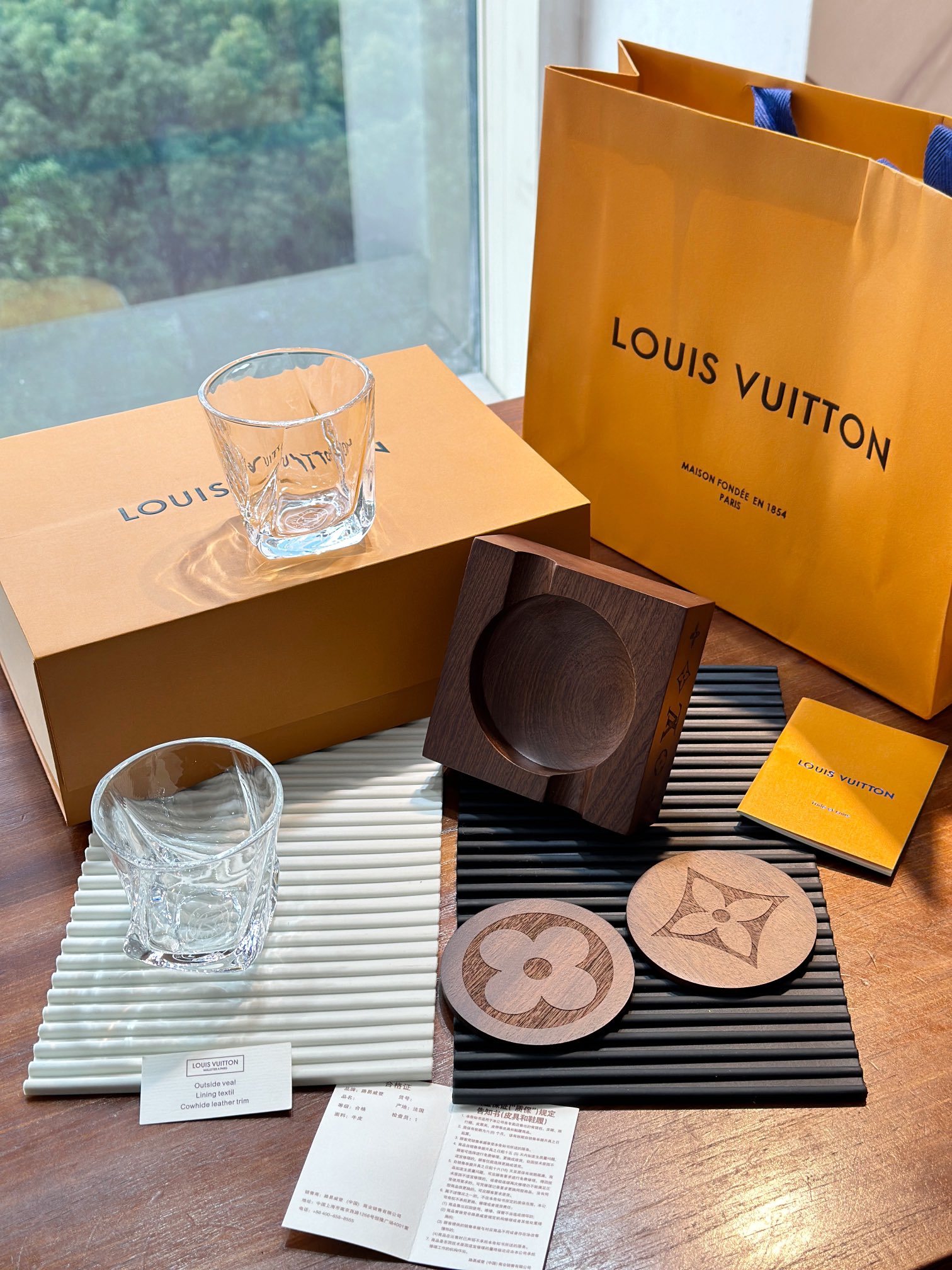 Louis Vuitton Maison Lifestyle Luxury Home Decor Blanket Tableware 6