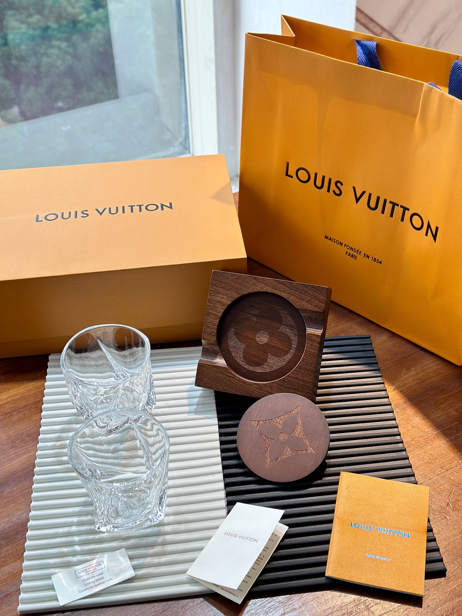 Louis Vuitton Maison Lifestyle Luxury Home Decor Blanket Tableware 3