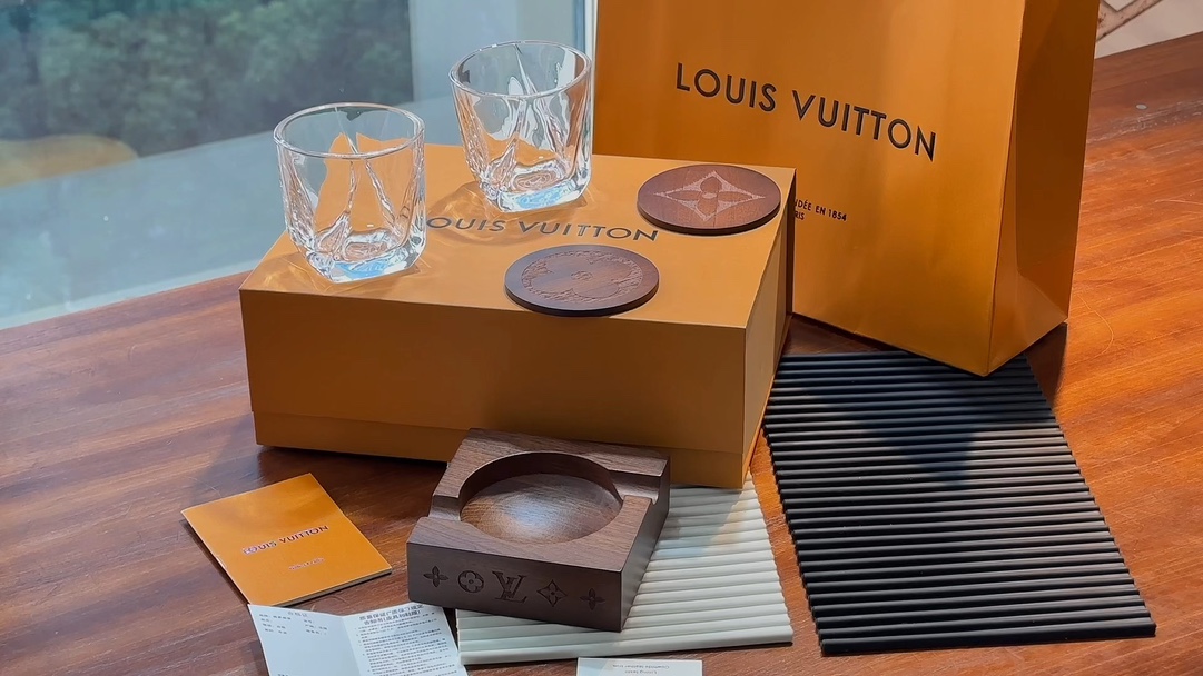 惊艳不止一点点奢品礼盒 璀璨如LV，时尚的品味。这款礼盒是时尚与奢华的完美融合。每一次使用都能体验到LV 的独特乐趣。