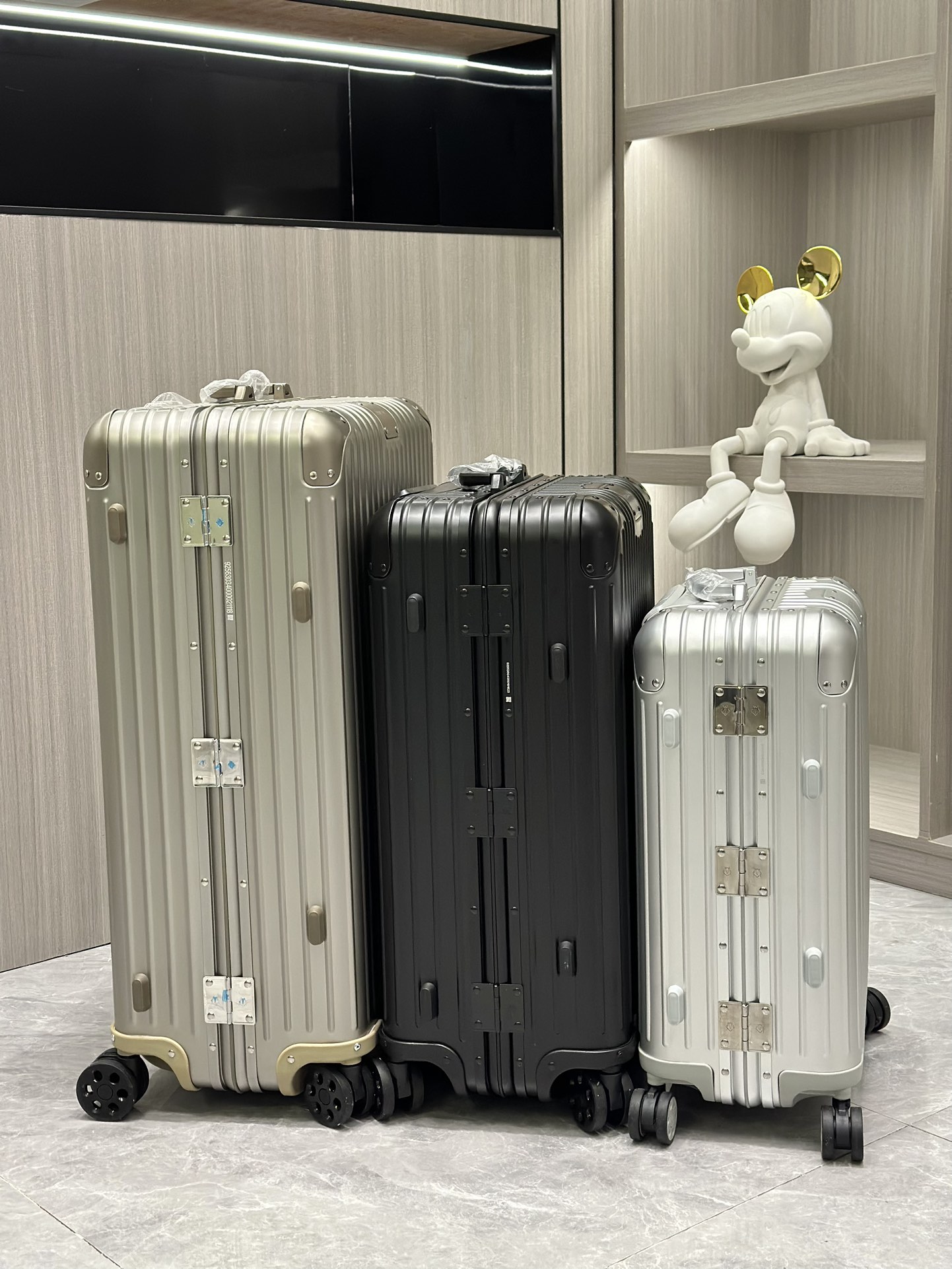 RIMOWA Original Aluminum Luggage - Durable, Lightweight Carry-On Suitcase 7 i1702887643 225 5