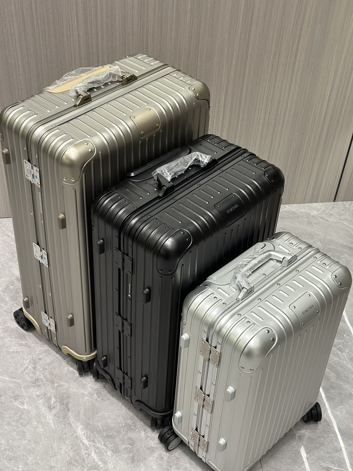 RIMOWA Original Aluminum Luggage - Durable, Lightweight Carry-On Suitcase 6 i1702887643 2264 4