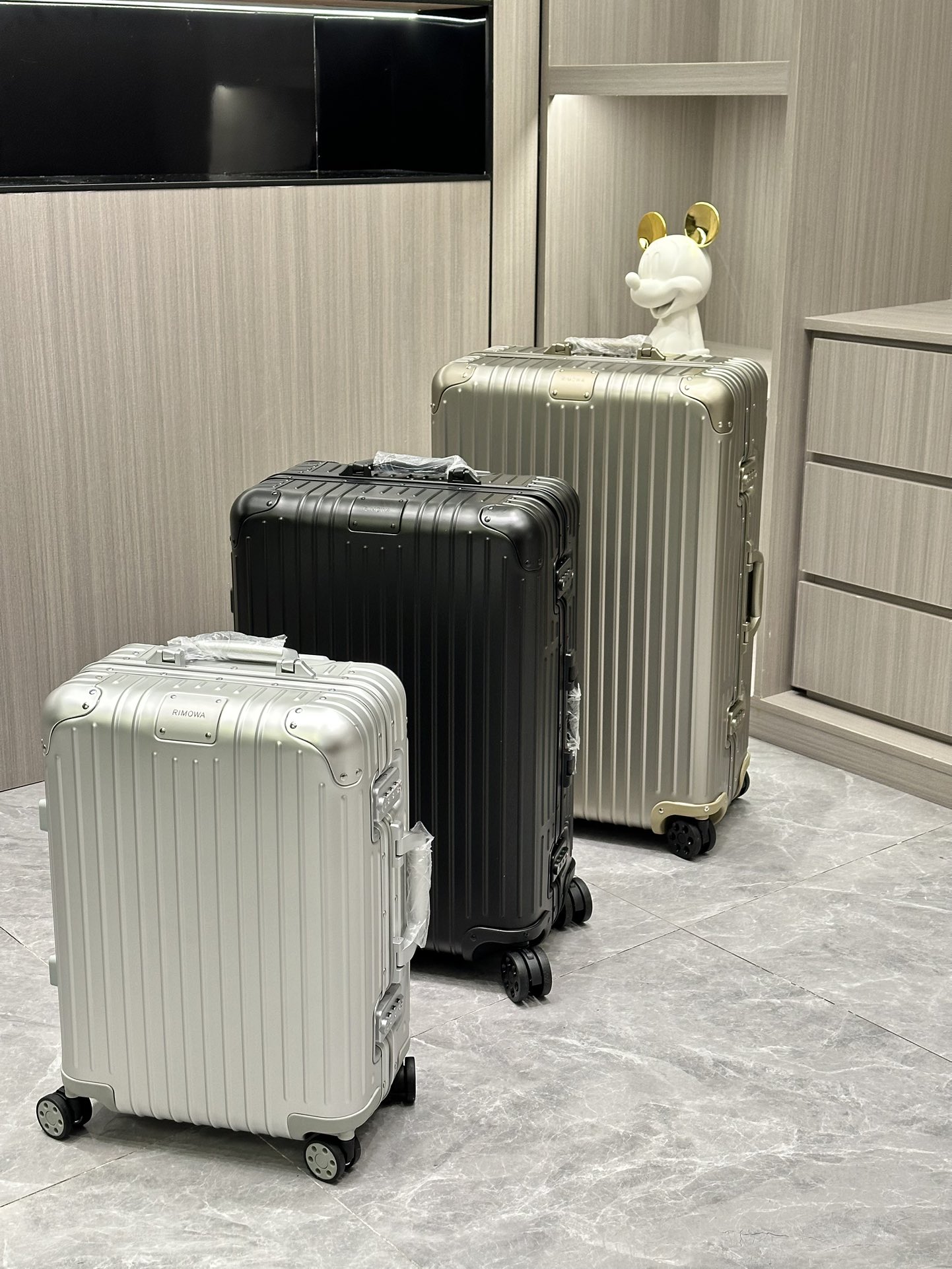 RIMOWA Original Aluminum Luggage - Durable, Lightweight Carry-On Suitcase 5 i1702887643 249 3