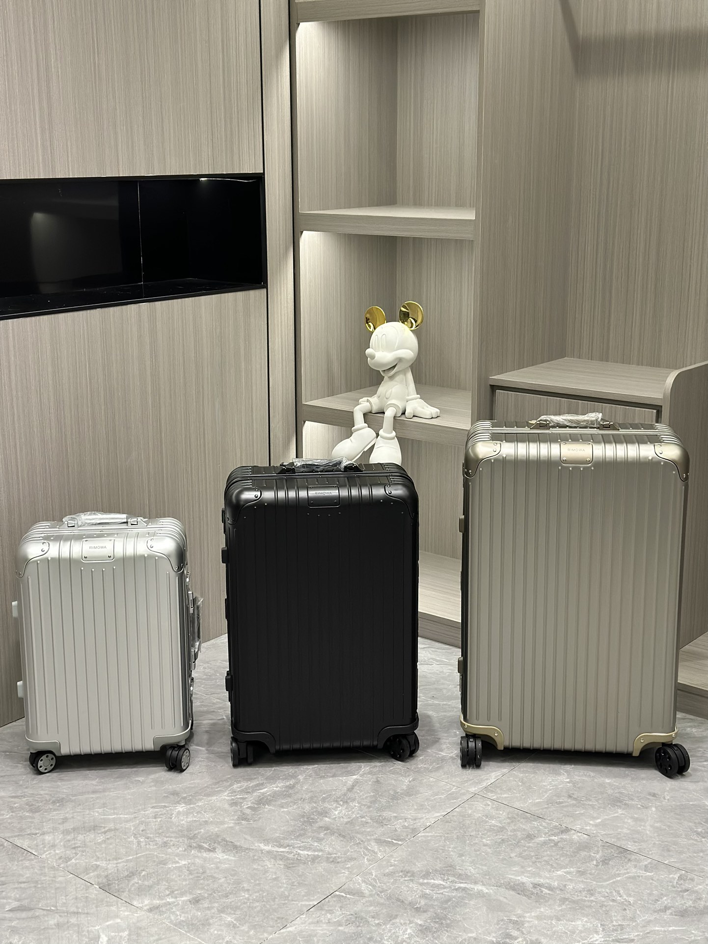 RIMOWA Original Aluminum Luggage - Durable, Lightweight Carry-On Suitcase 2 i1702887643 5167 0