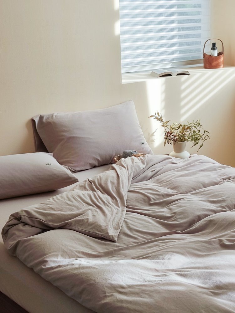 LACOSTE 90th Anniversary Limited Edition 4-Piece Knitted Bedding Set - Comprehensive 5