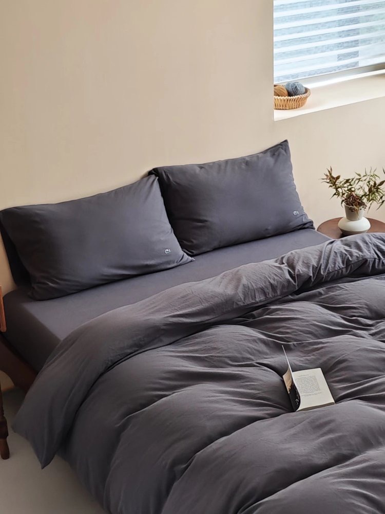 LACOSTE 90th Anniversary Limited Edition 4-Piece Knitted Bedding Set - Comprehensive 3