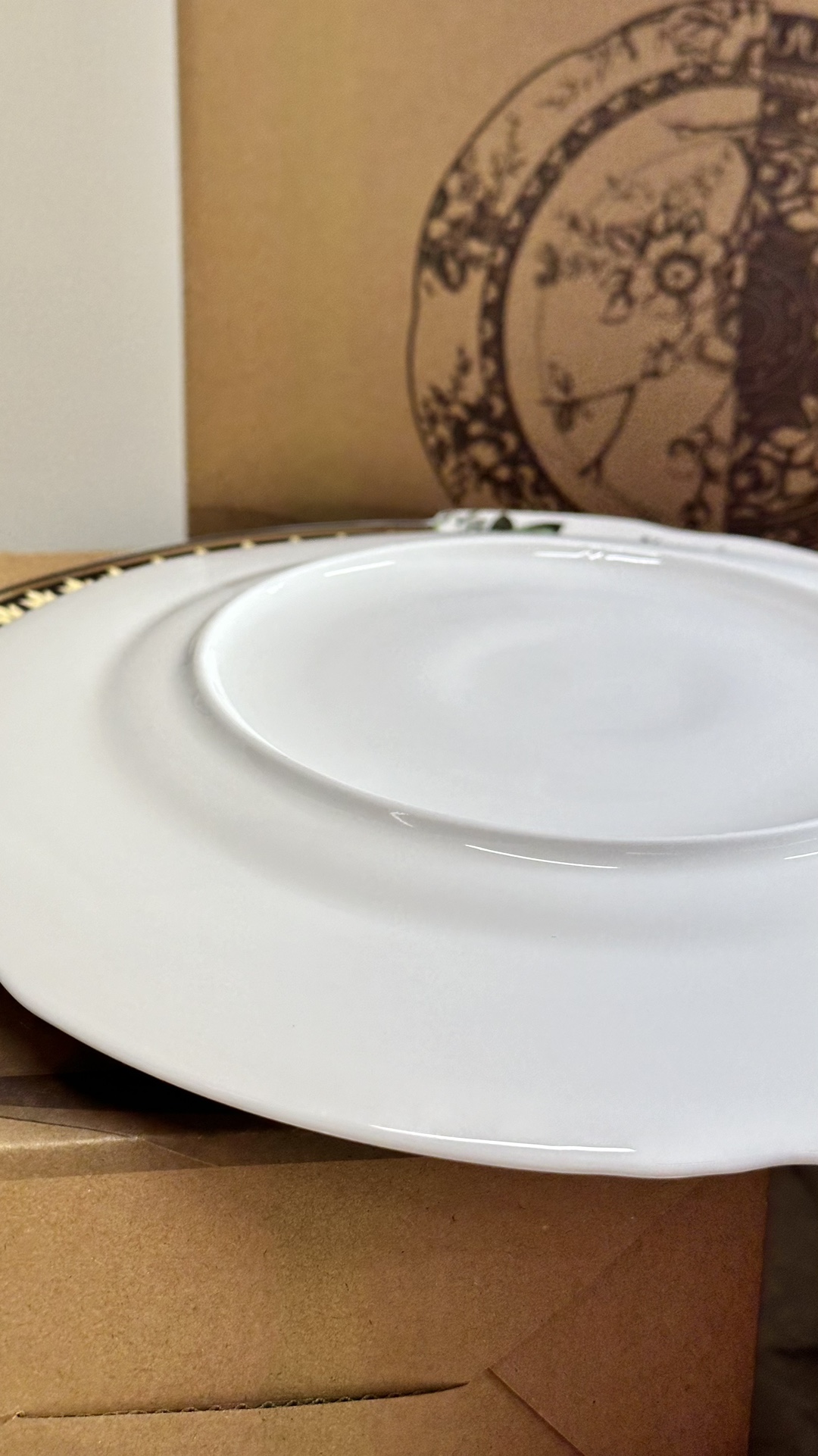 Crafted with over 30% bone ash, this fine bone china features a jade-lik - Comprehensive 4