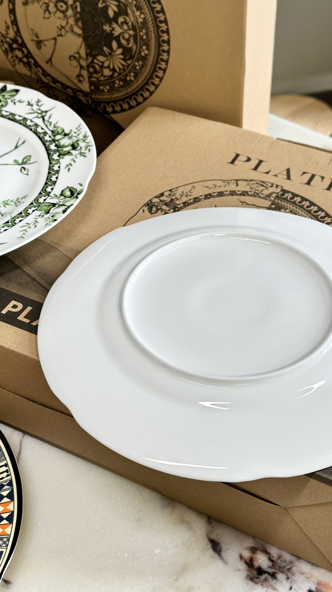 Crafted with over 30% bone ash, this fine bone china features a jade-lik - Comprehensive 3