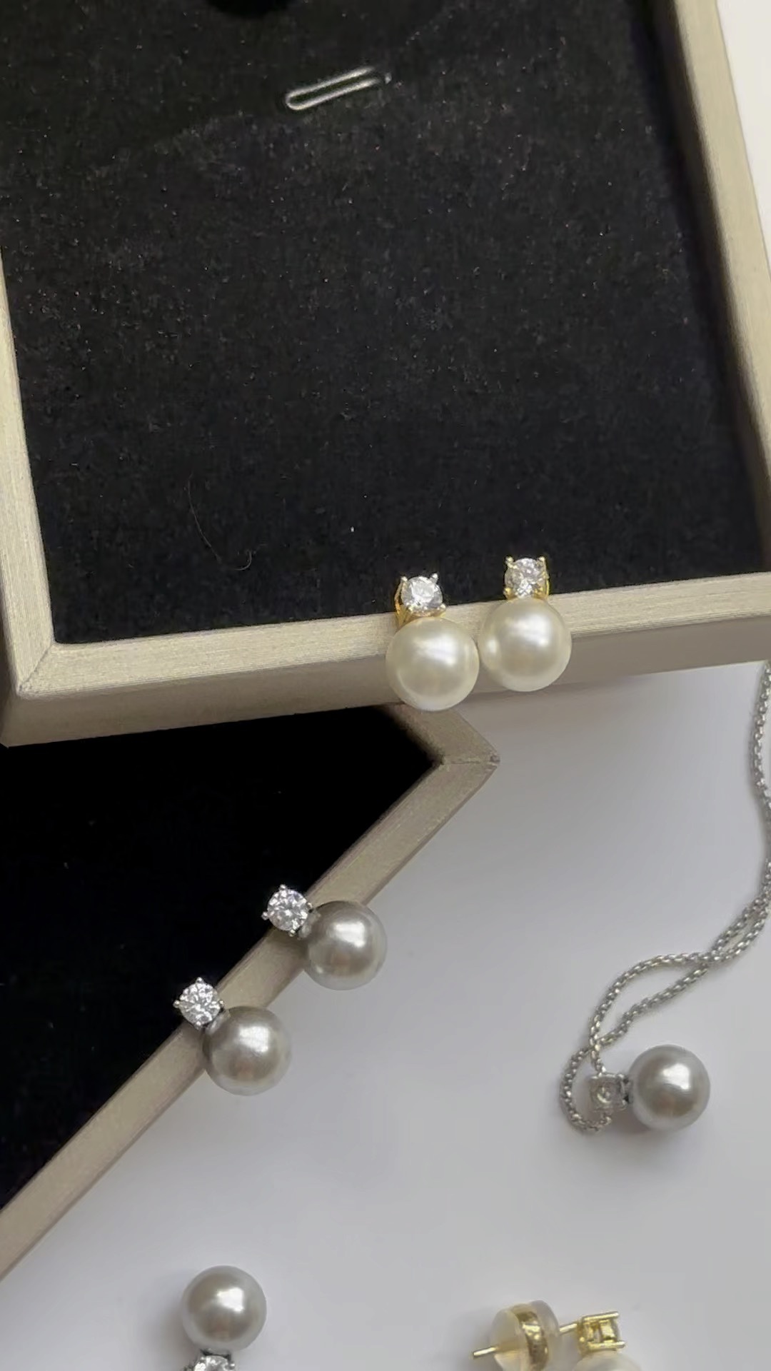 施家珍珠是大家公认的“温柔担当”干净温润的一抹白满足对珍珠“经典优雅”的想象！