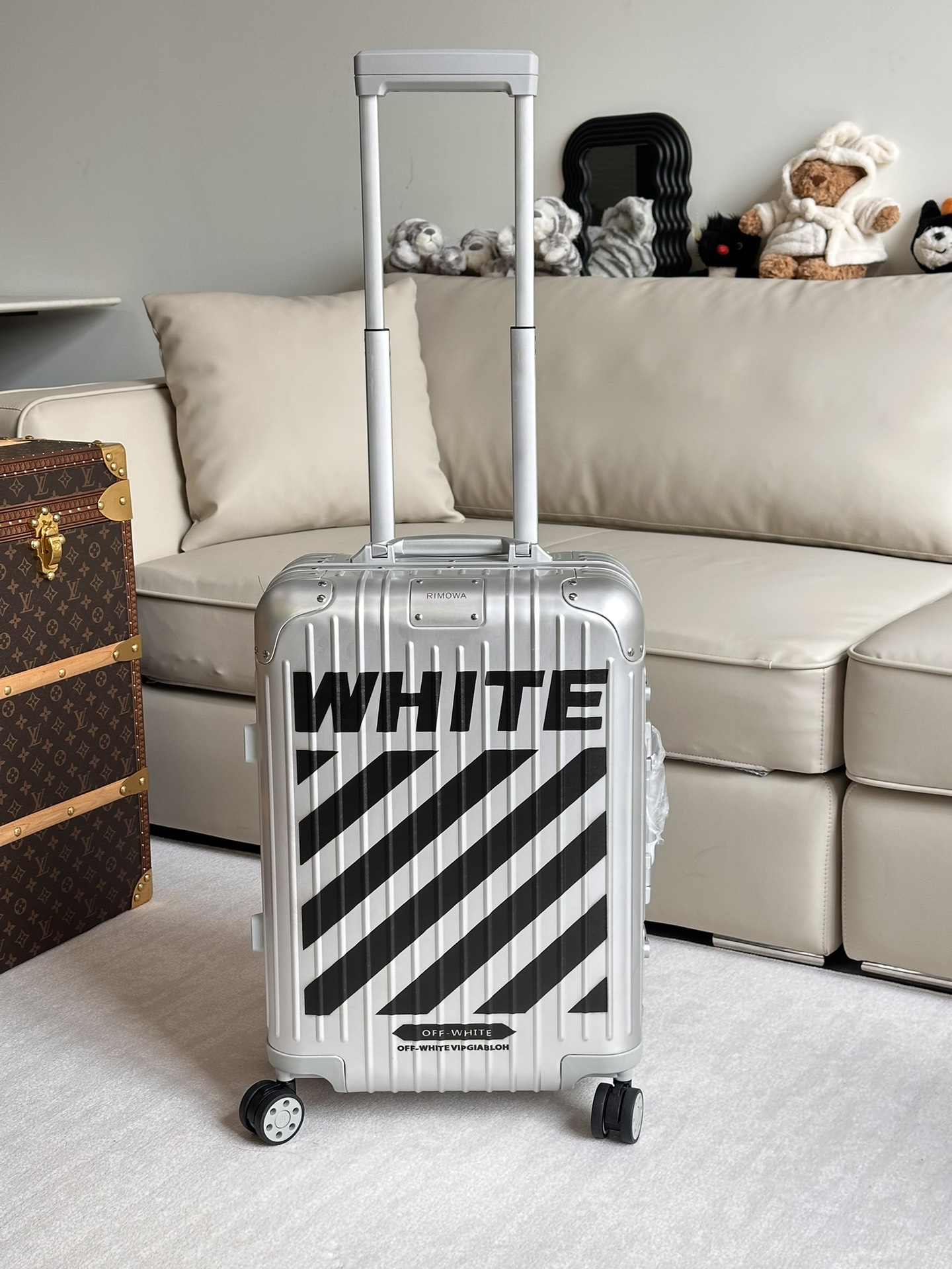 NO:269886,Silver OFF-WHITE X RIMOWA co-branded suitcase maintains the durability of the R-brand. Combining the fashionable and cool design elements of OFF, I can only say that this boarding case is really beautiful!  !  !  , off white19860909银色OFF-WHITE X RIMOWA 联名款行李箱 保持着R家品牌的耐用性,在结合 OFF的时髦潮酷的设计元素,只能说这个登机箱真的太好看了！！！,,off white,luggage