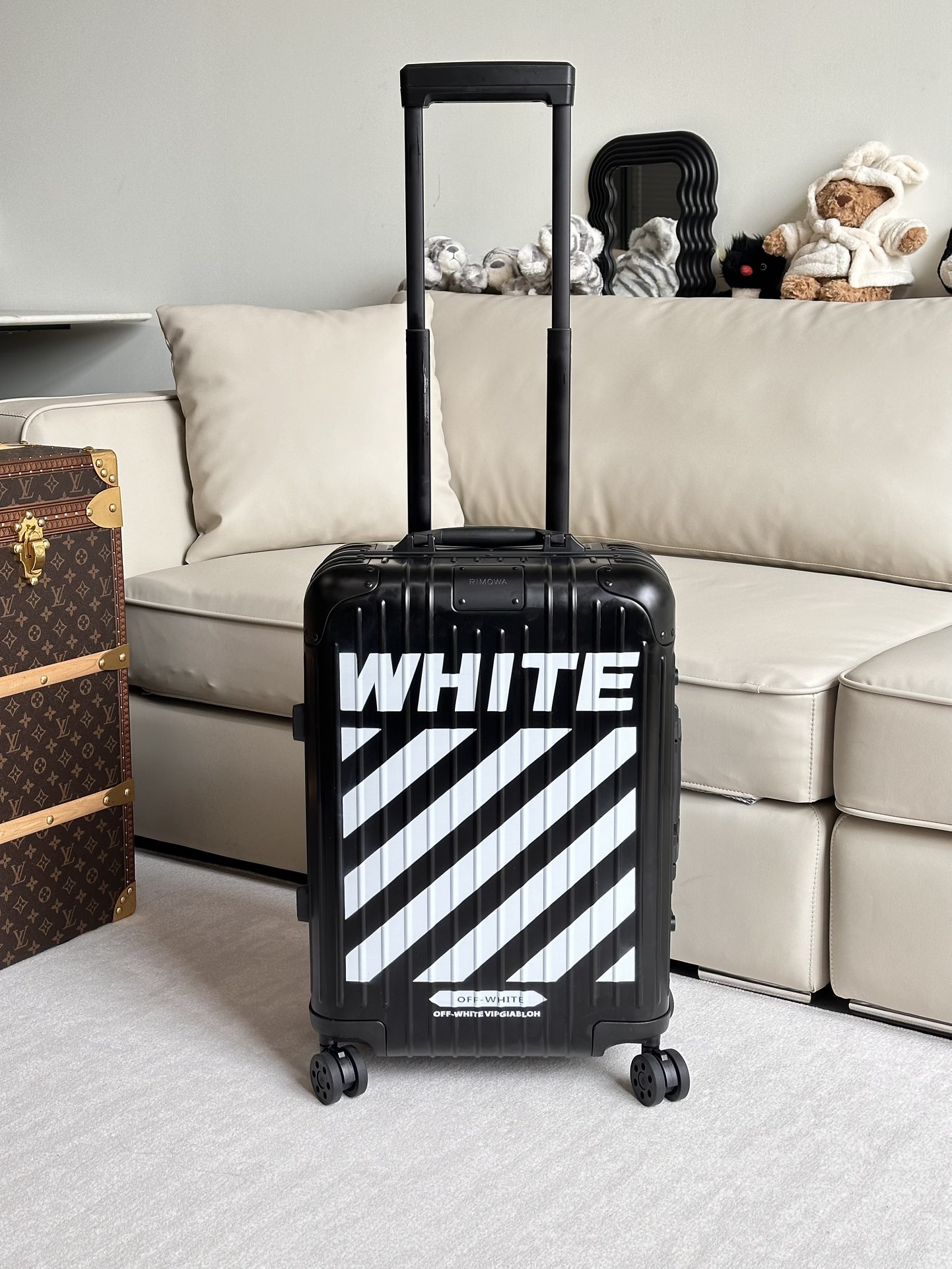 NO:269884,Black Silver OFF-WHITE X RIMOWA Co-branded suitcase maintains the durability of the R-brand. Combining the fashionable and cool design elements of OFF, I can only say that this boarding case is really beautiful!  !  !  , off white19860909黑色 银色OFF-WHITE X RIMOWA 联名款行李箱 保持着R家品牌的耐用性,在结合 OFF的时髦潮酷的设计元素,只能说这个登机箱真的太好看了！！！,,off white,luggage