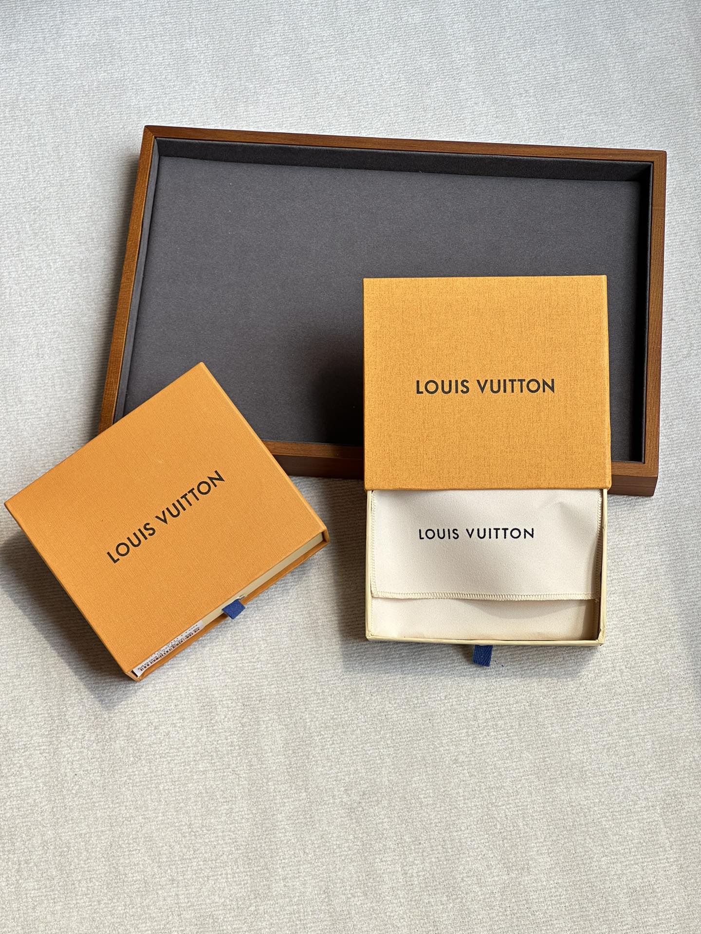 the Recto Verso Card Holder stands out for its versatile and practical - Comprehensive 9