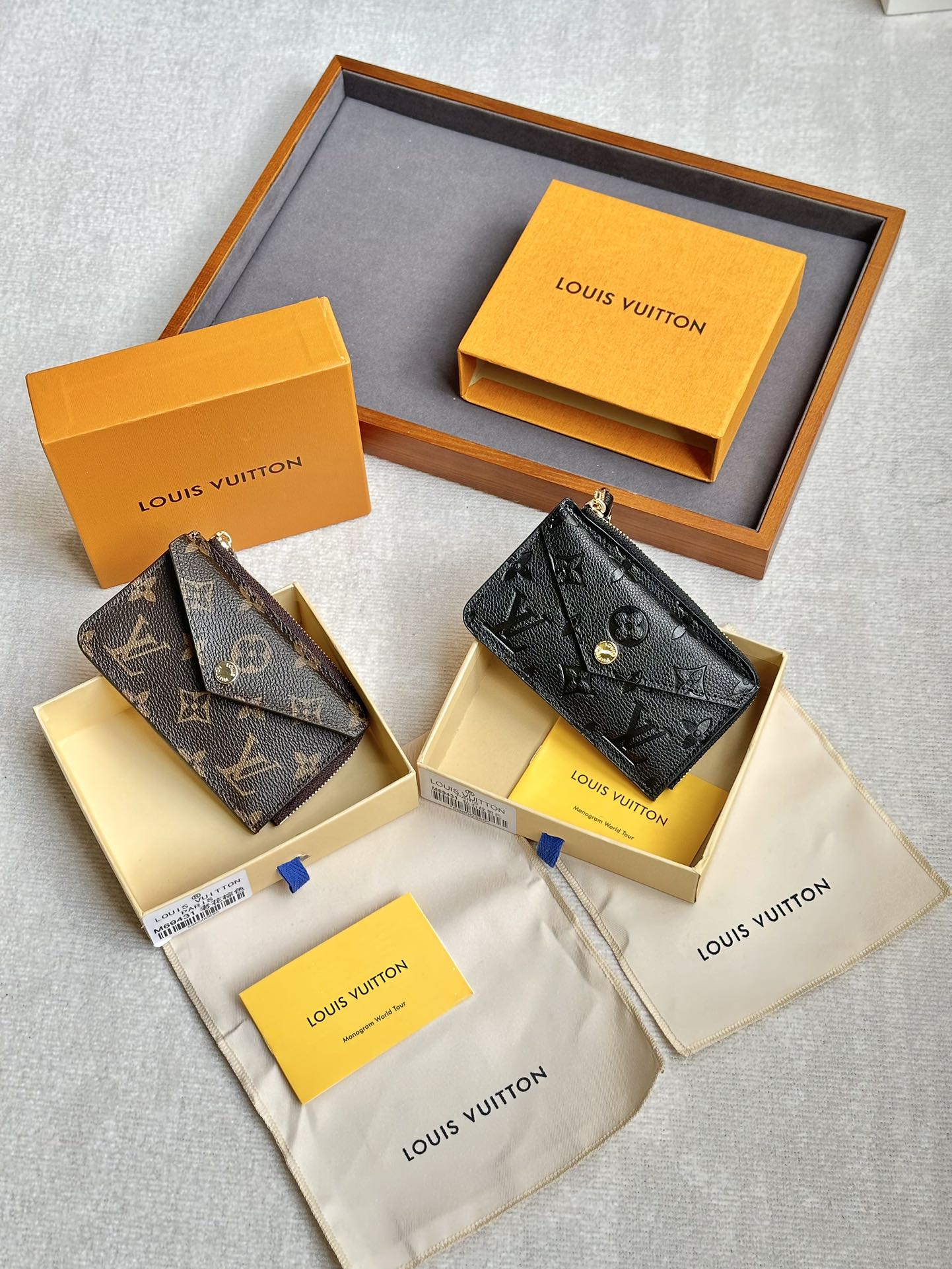 the Recto Verso Card Holder stands out for its versatile and practical - Comprehensive 5