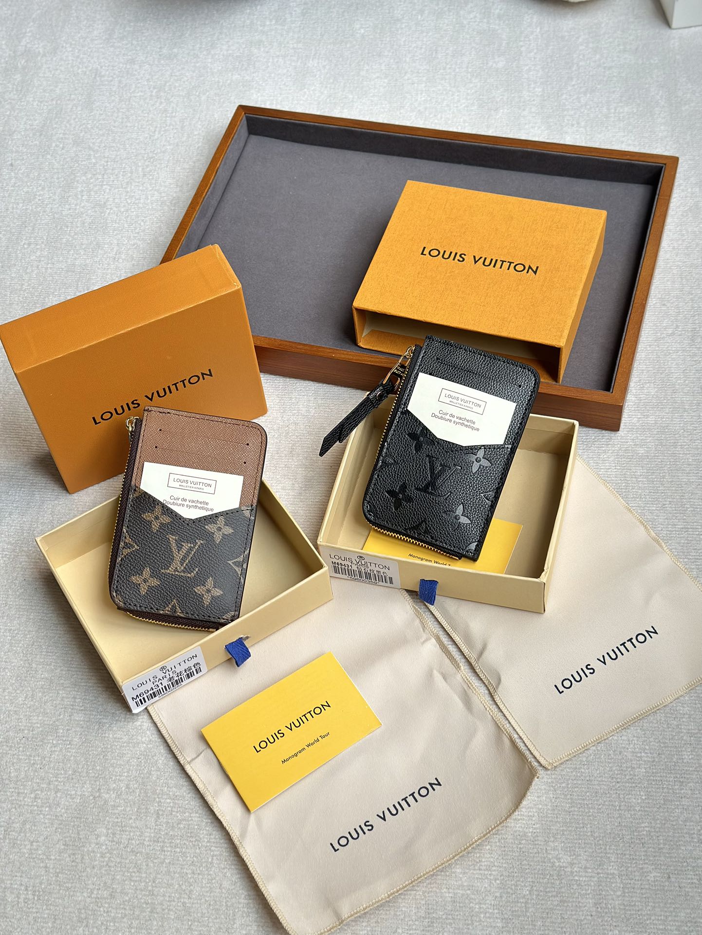 the Recto Verso Card Holder stands out for its versatile and practical - Comprehensive 6