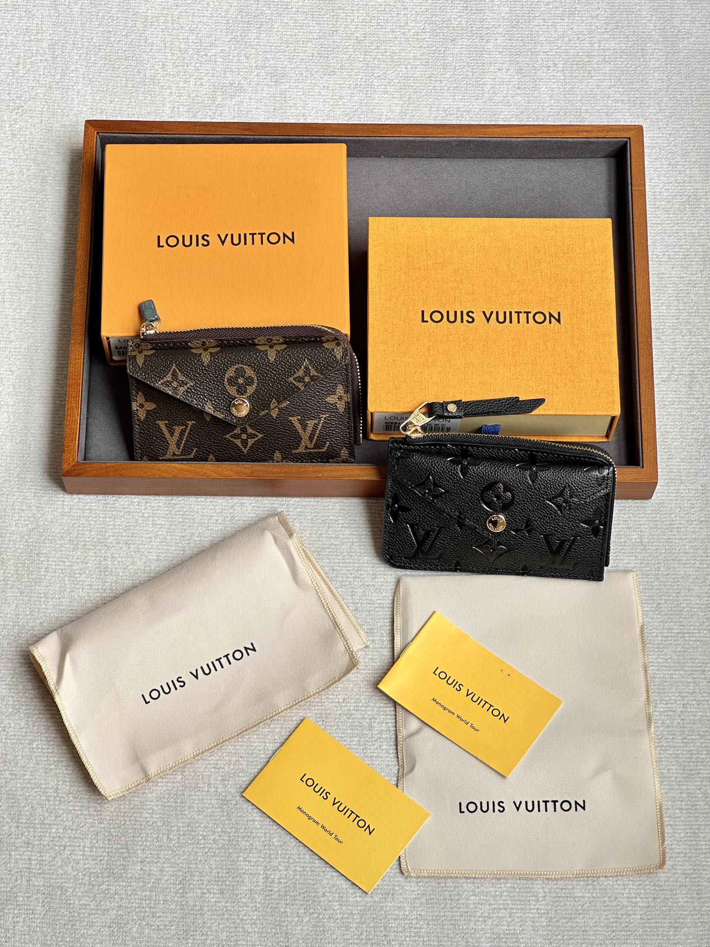 the Recto Verso Card Holder stands out for its versatile and practical - Comprehensive 4