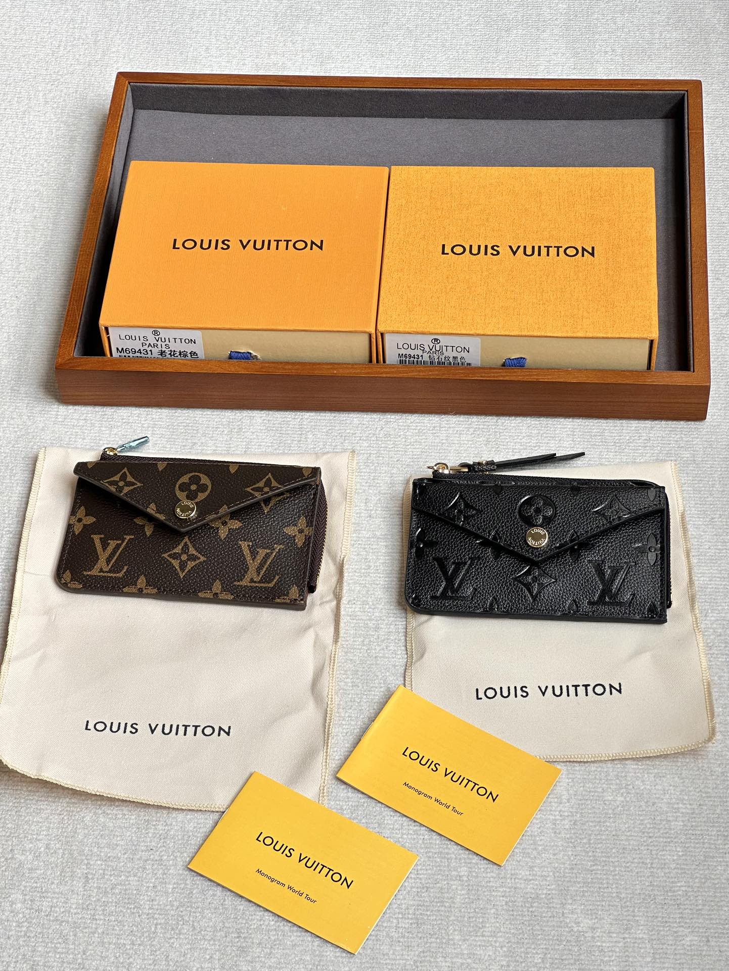 the Recto Verso Card Holder stands out for its versatile and practical - Comprehensive 2