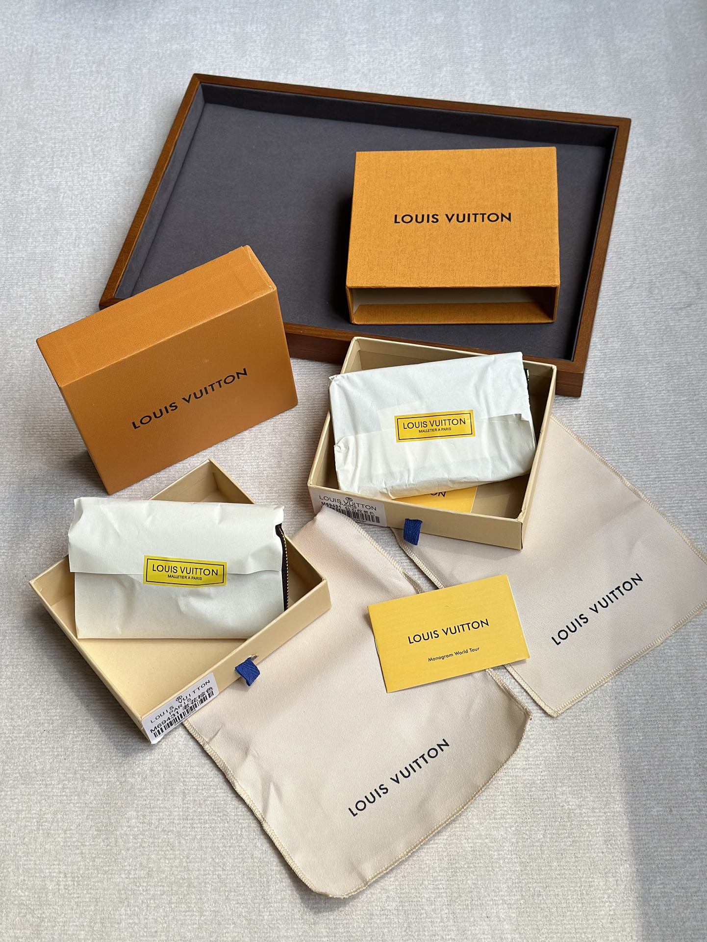 the Recto Verso Card Holder stands out for its versatile and practical - Comprehensive 8